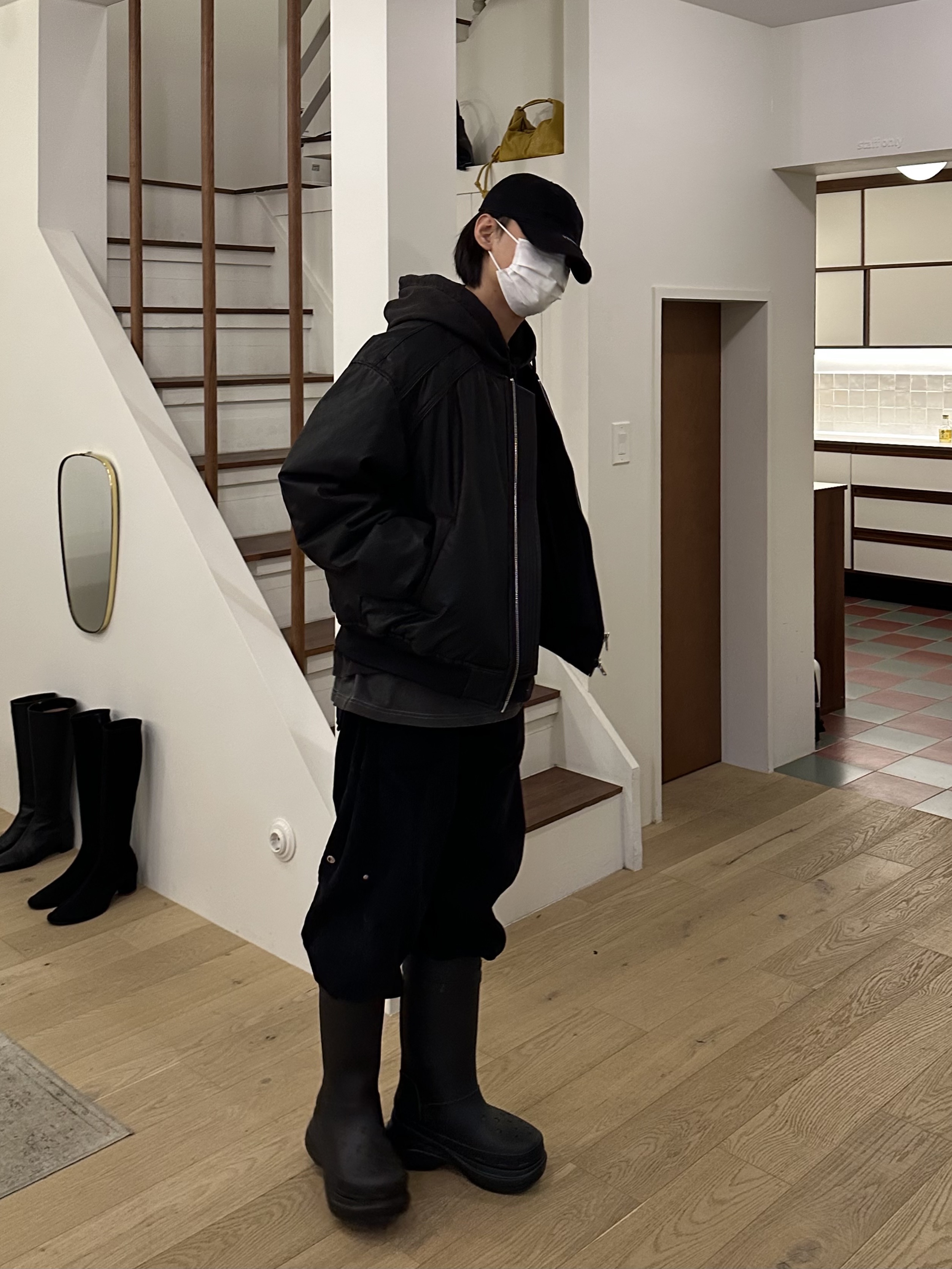 Balenciaga x Crocs Rubber Boot Black 착용 스타일 - 2