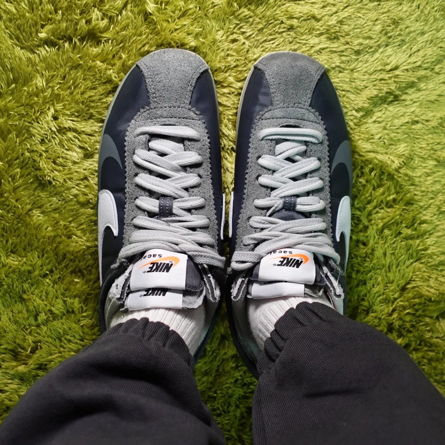 Nike x Sacai Zoom Cortez SP Iron Grey 착용 스타일 - 3