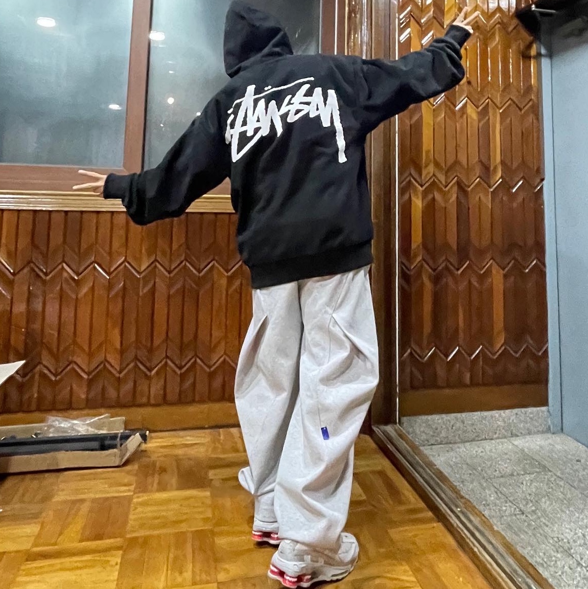 Zara x Ader Error Jogger Pants Grey, Nike x Supreme Shox Ride 2 SP White 착용 스타일 - 1
