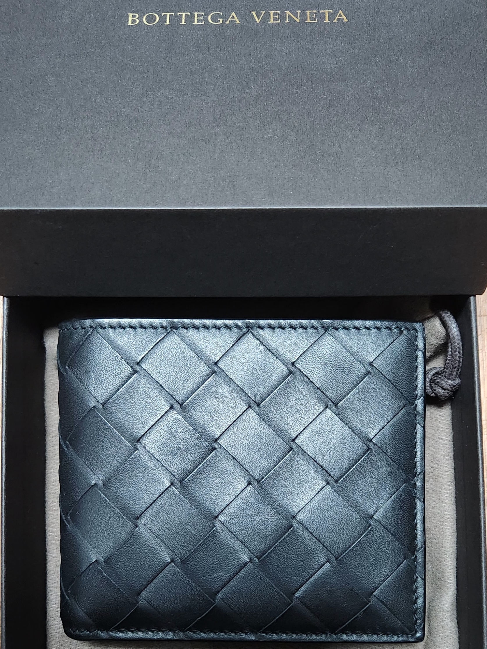 Bottega Veneta Bi-Fold Wallet Black 착용 스타일