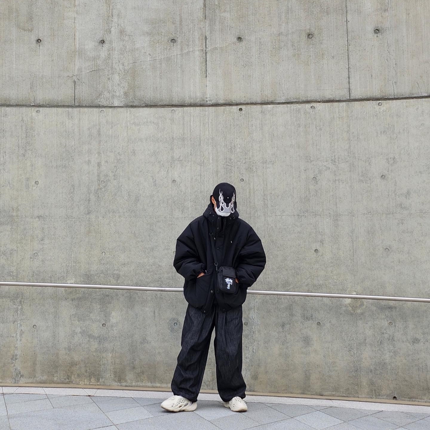 Yeezy Gap Engineered By Balenciaga Flame Cap Black, Adidas Yeezy Foam RNNR Ararat 착용 스타일 - 3