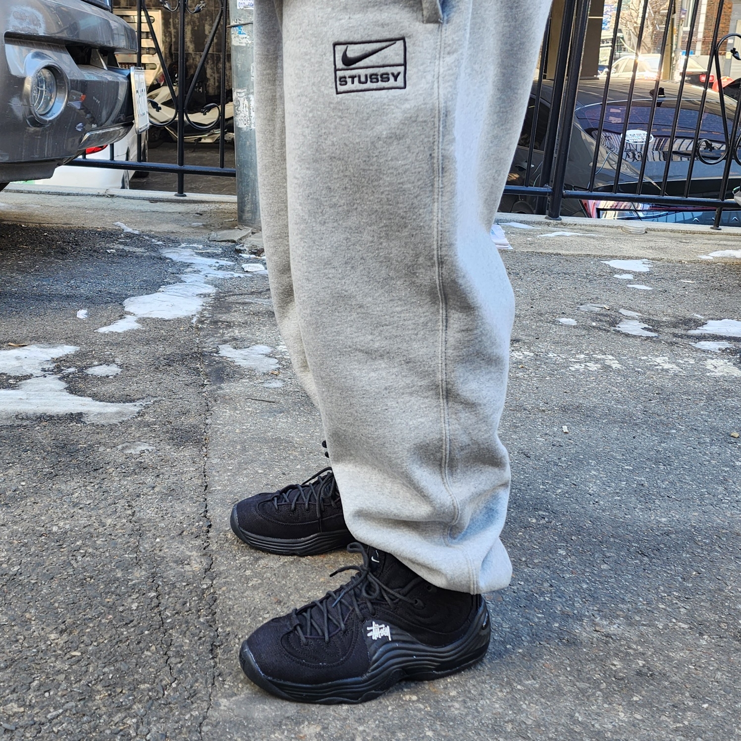 Nike x Stussy Air Penny II Black, Nike x Stussy NRG RA Fleece Pants Dark Grey Heather (DJ9490-063) 착용 스타일