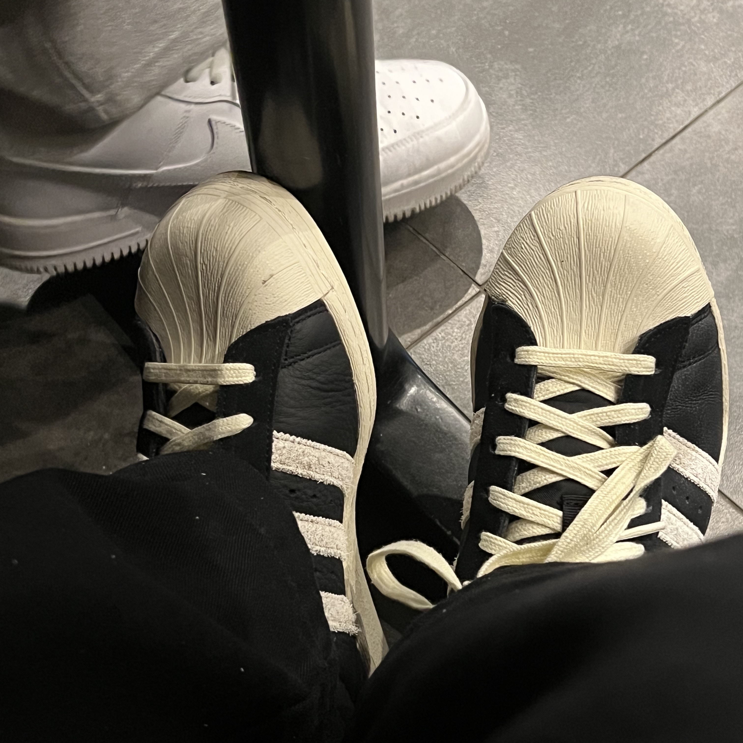 Adidas Superstar 82 Black White 착용 스타일