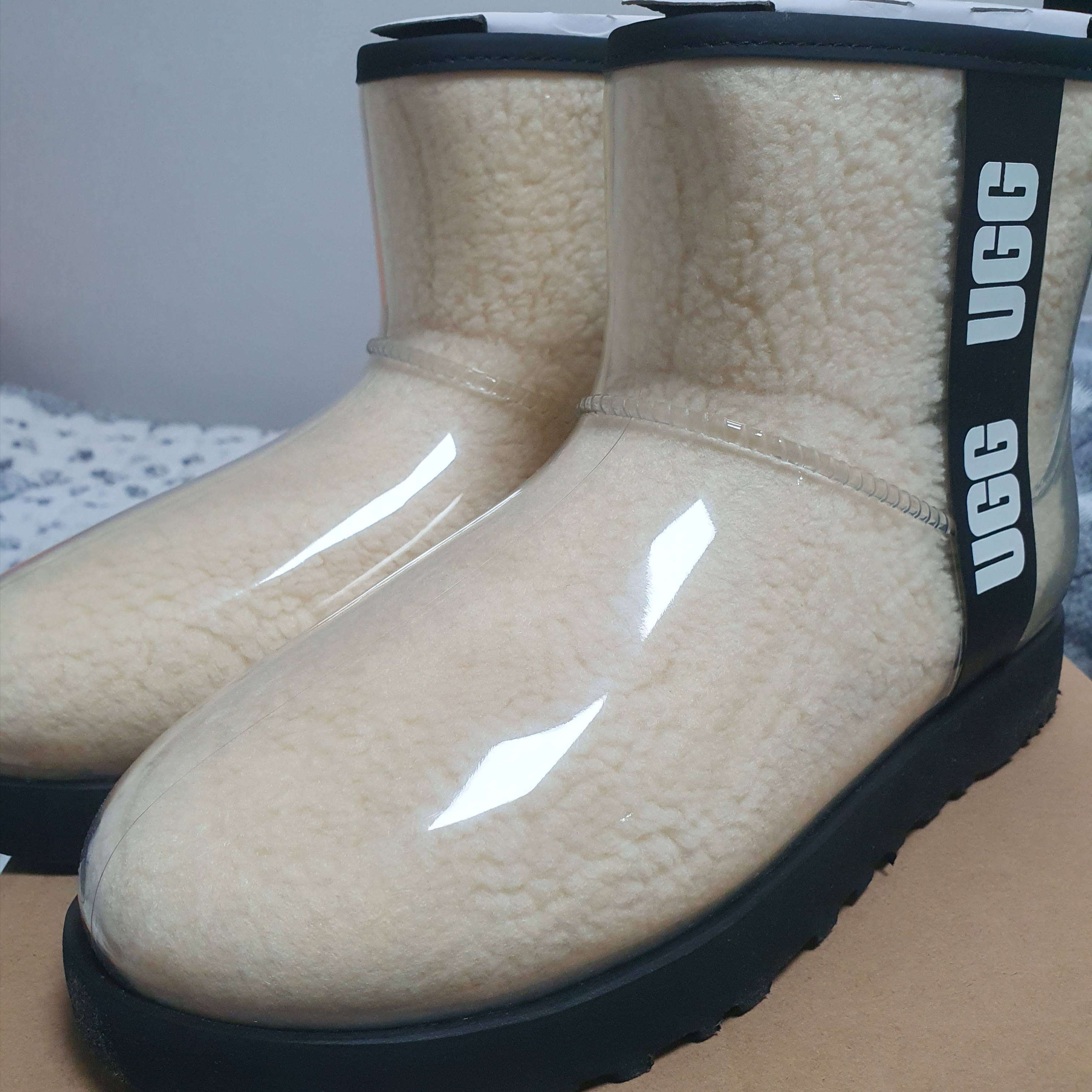 (W) UGG Classic Clear Mini Boots Natural Black 착용 스타일 - 3