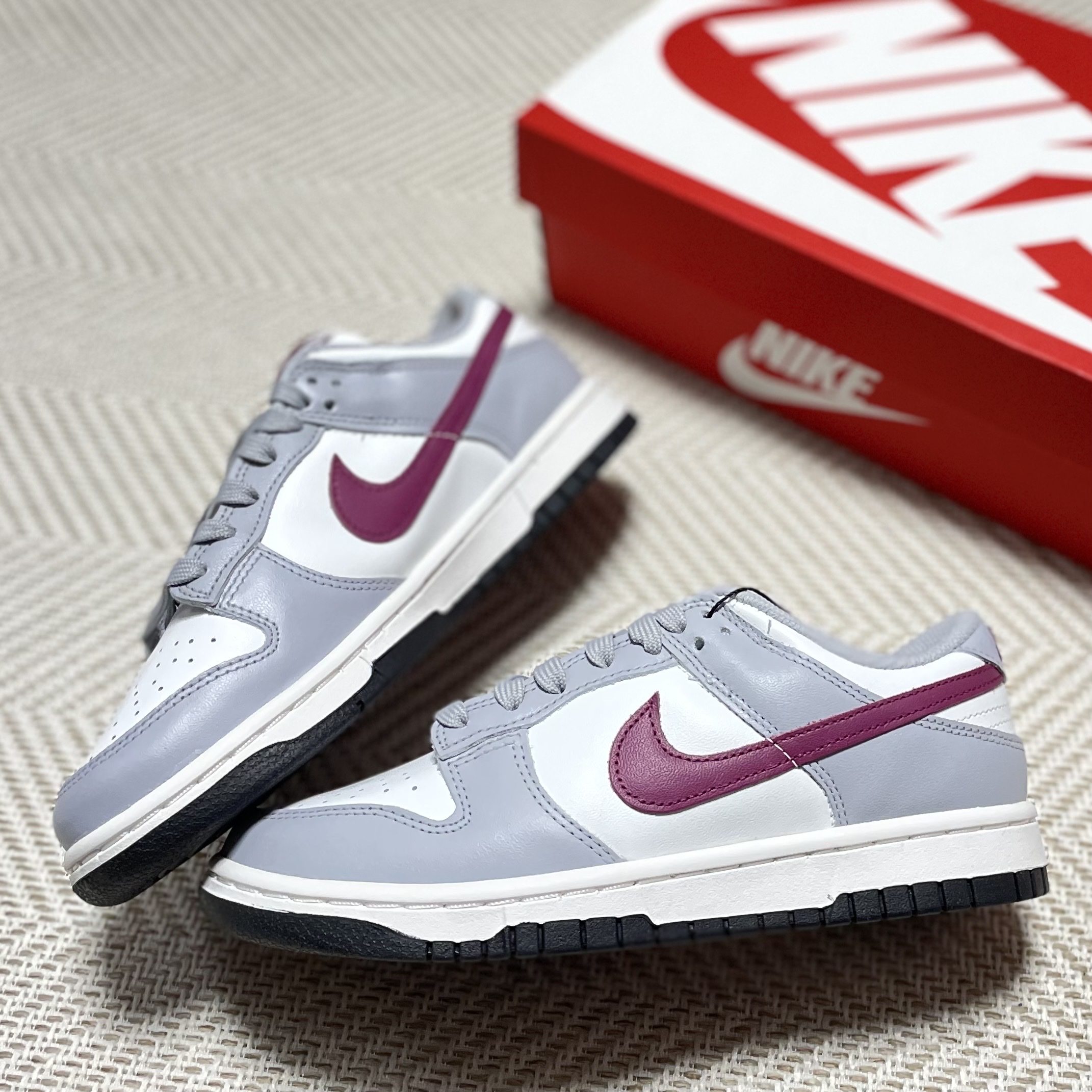 (W) Nike Dunk Low Wolf Grey Rosewood 착용 스타일 - 2