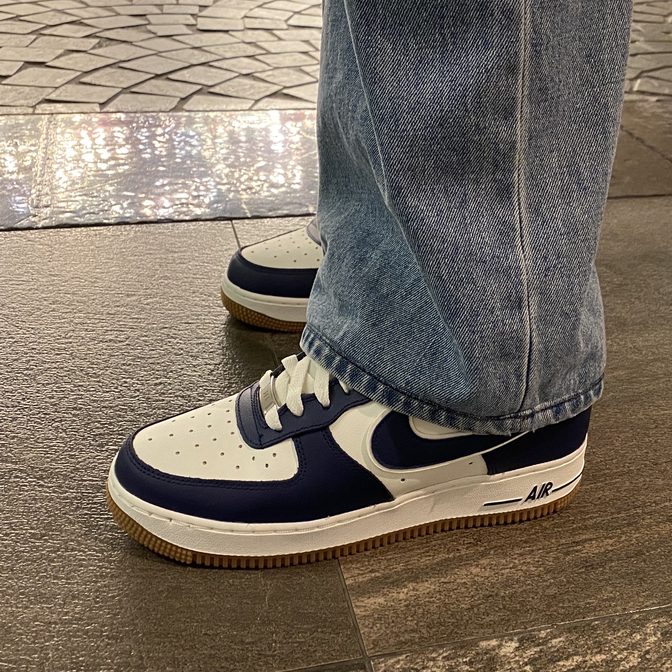 Nike Air Force 1 '07 LV8 Midnight Navy 착용 스타일
