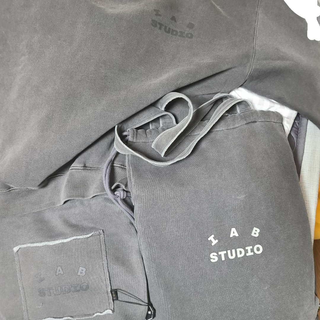 IAB Studio Pigment Sweatshirt & Mini Bag Black, IAB Studio Pigment Sack Black 착용 스타일