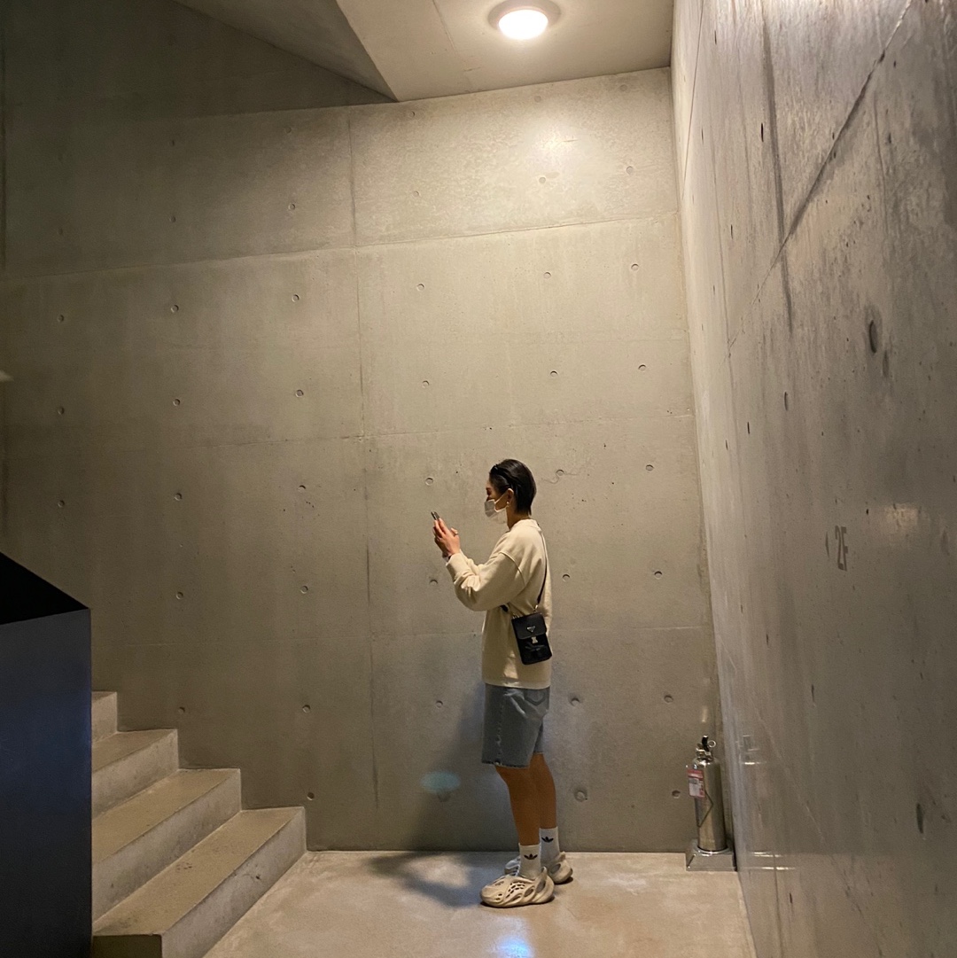 Adidas Yeezy Foam RNNR Sand, Prada Re-Nylon and Saffiano Leather Smartphone Case Black 착용 스타일 - 2