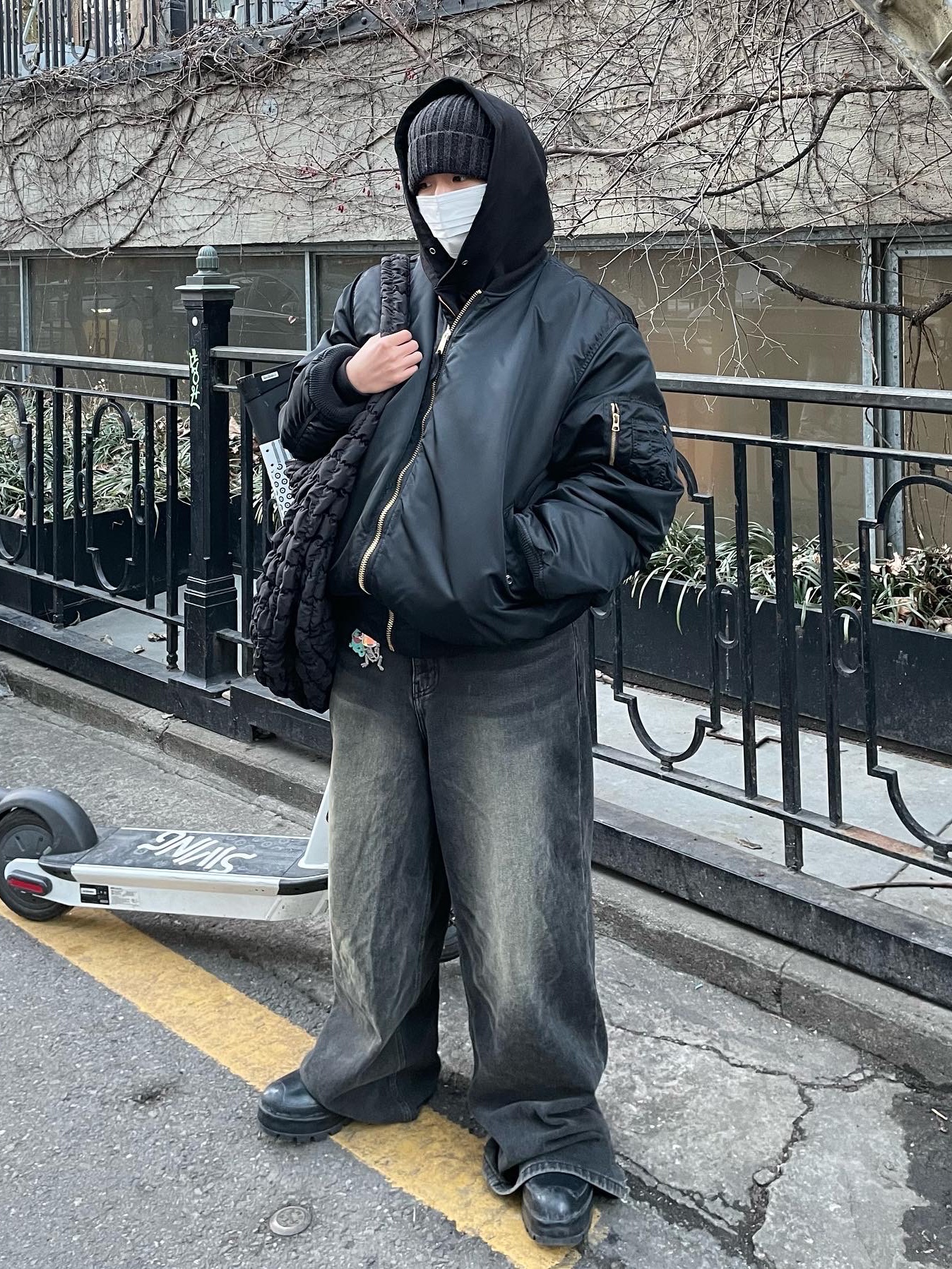Converse x Ambush Chuck Taylor All Star Duck Boot Black, COS Quilted Oversized Shoulder Bag Black 착용 스타일 - 3