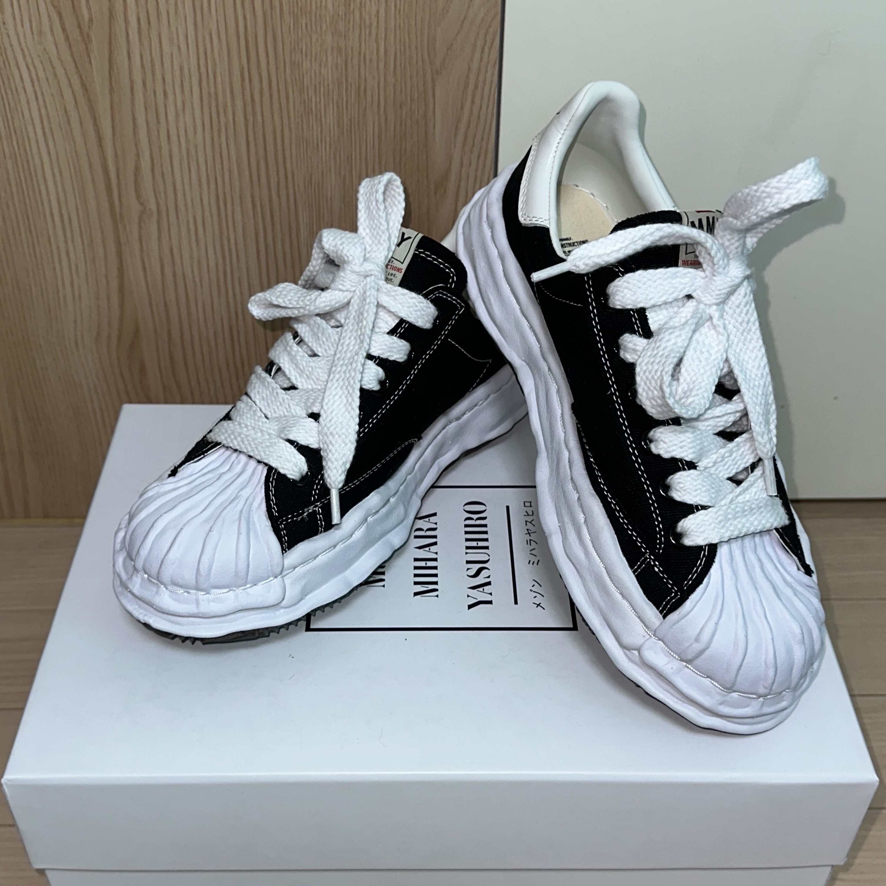 Maison Mihara Yasuhiro Blakey OG Sole Canvas Low-top Sneakers Black White 착용 스타일