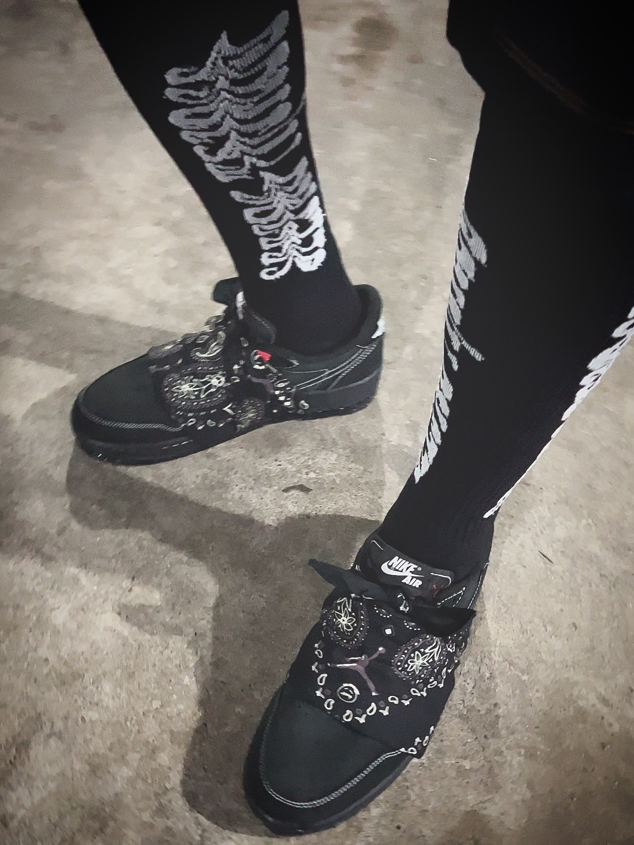 Jordan 1 x Travis Scott Retro Low OG SP Black Phantom, Supreme x Yohji Yamamoto Faux Fur Cargo Pants Black - 22FW 착용 스타일 - 1