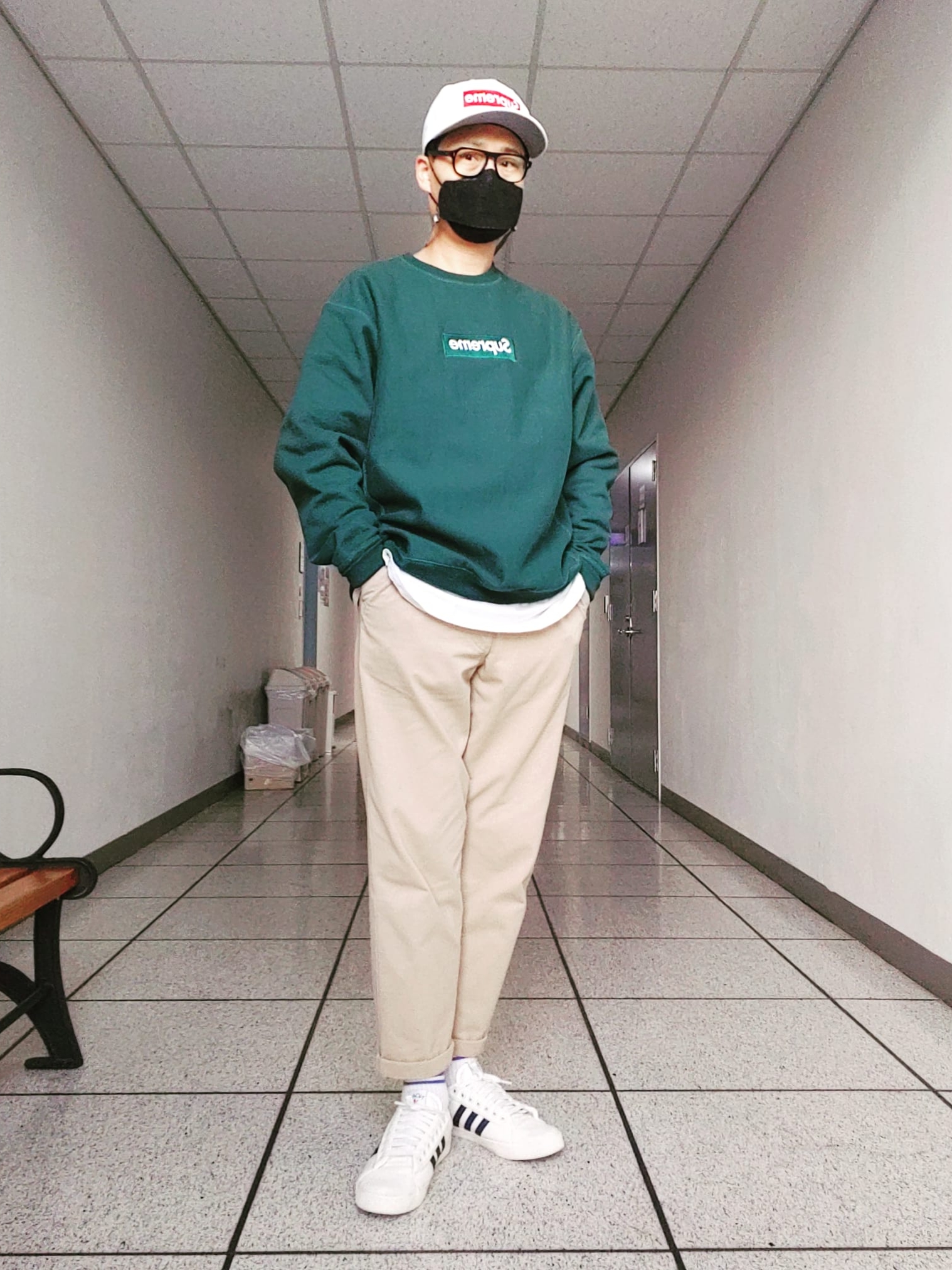 Supreme Box Logo Crewneck Dark Green - 18FW, Supreme Money Box Logo New Era White - 22FW 착용 스타일