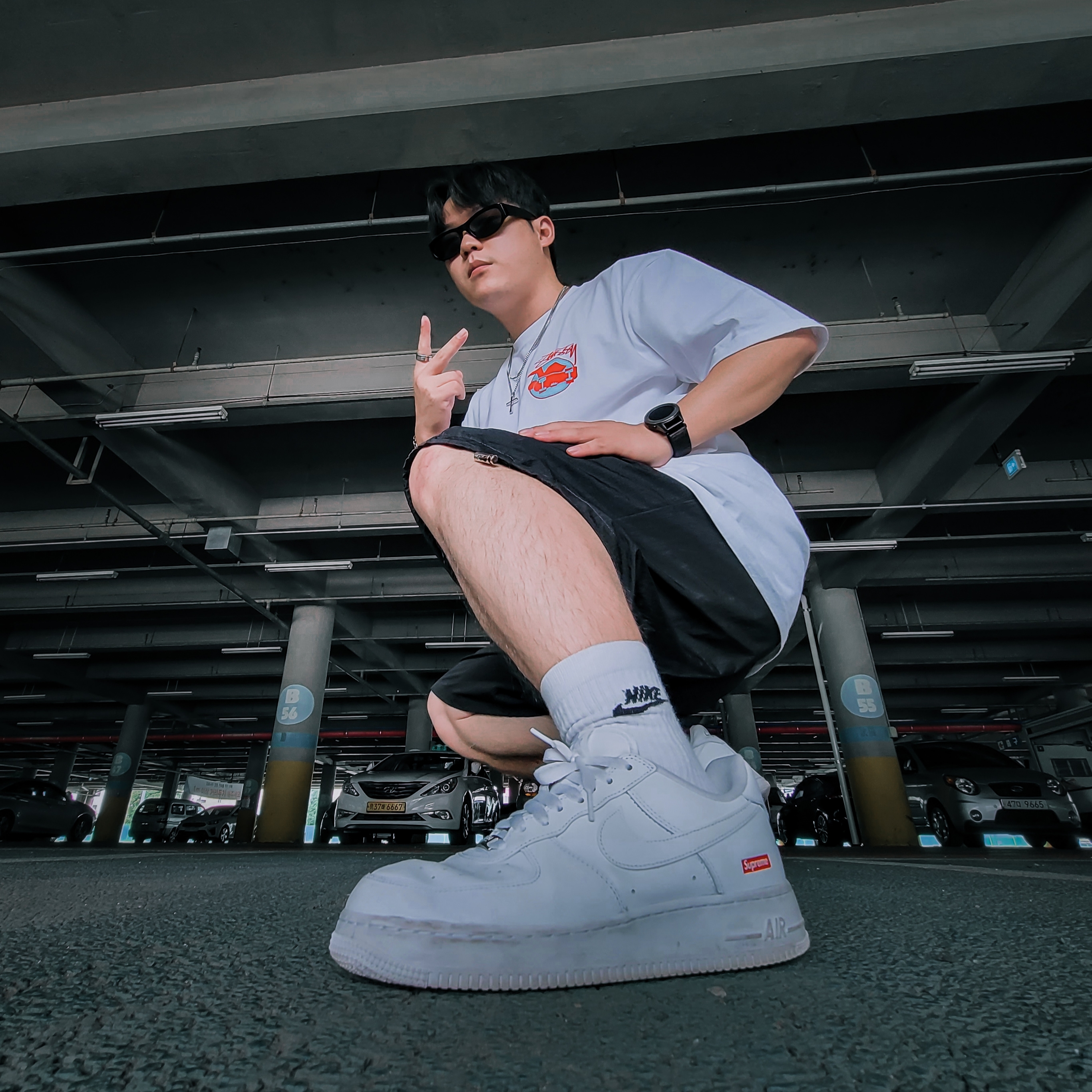 Stussy Skateman T-Shirt White, Nike x Supreme Air Force 1 Low White 착용 스타일