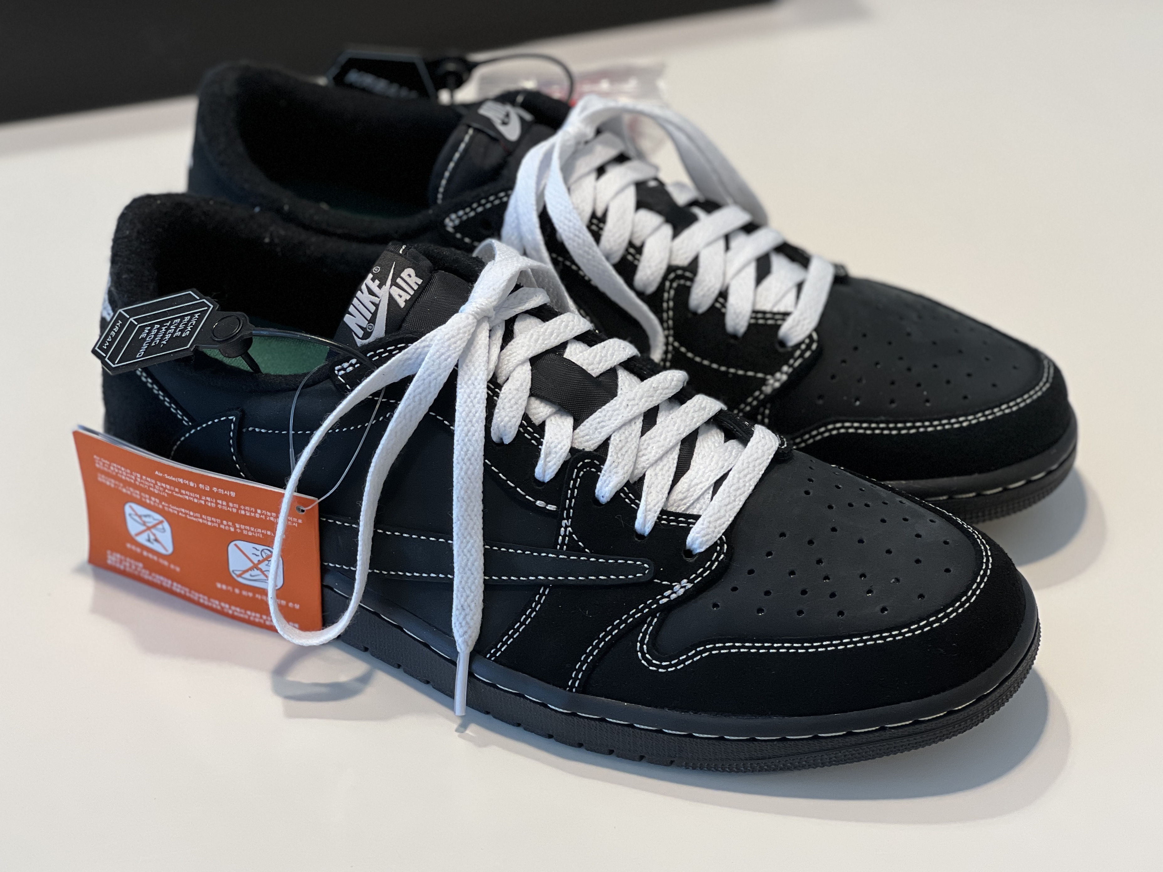 Jordan 1 x Travis Scott Retro Low OG SP Black Phantom 착용 스타일 - 1
