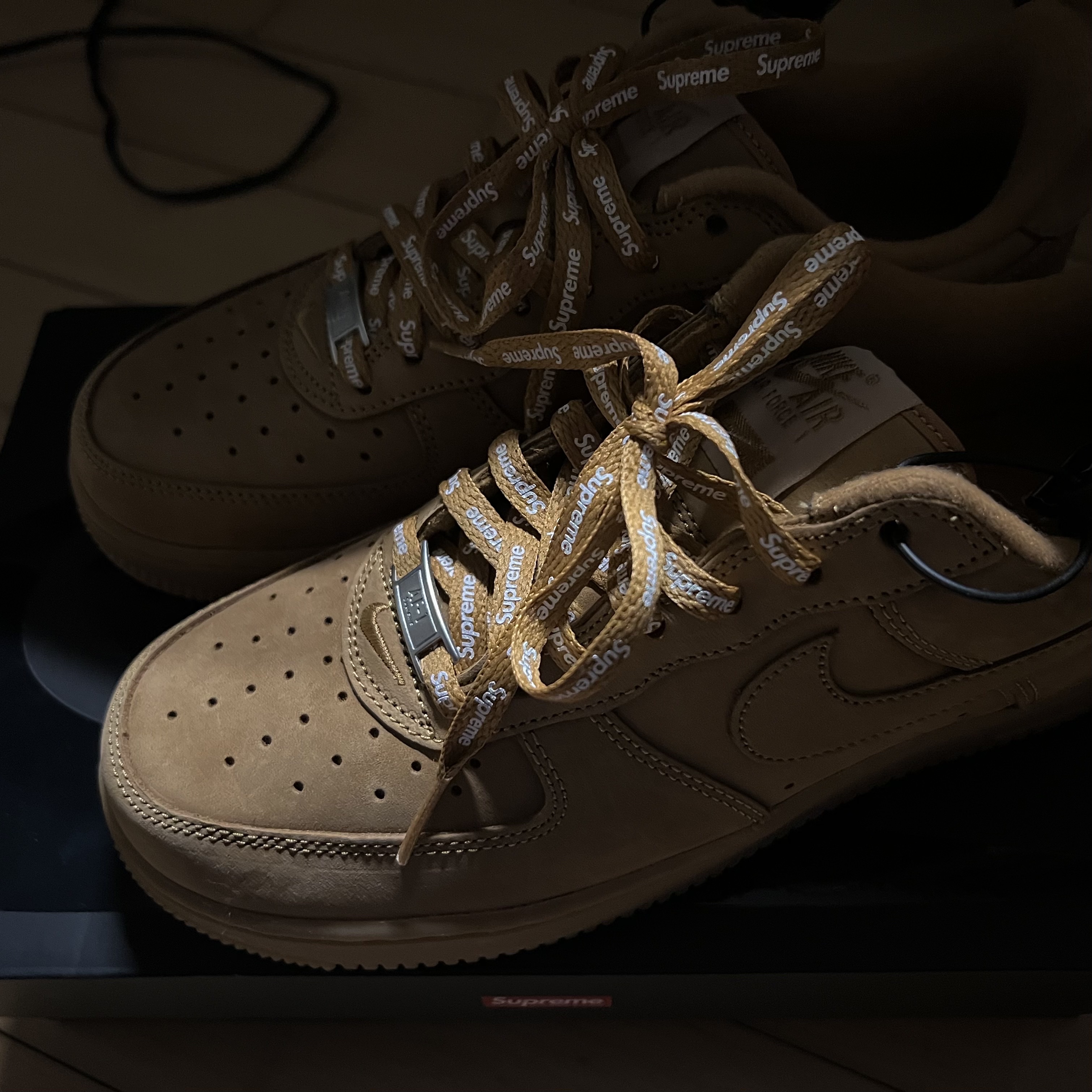 Nike x Supreme Air Force 1 Low Flax 착용 스타일