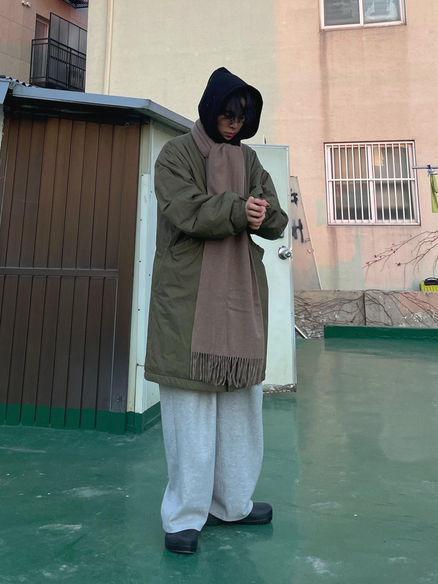IAB Studio Hoodie Black White 착용 스타일 - 2