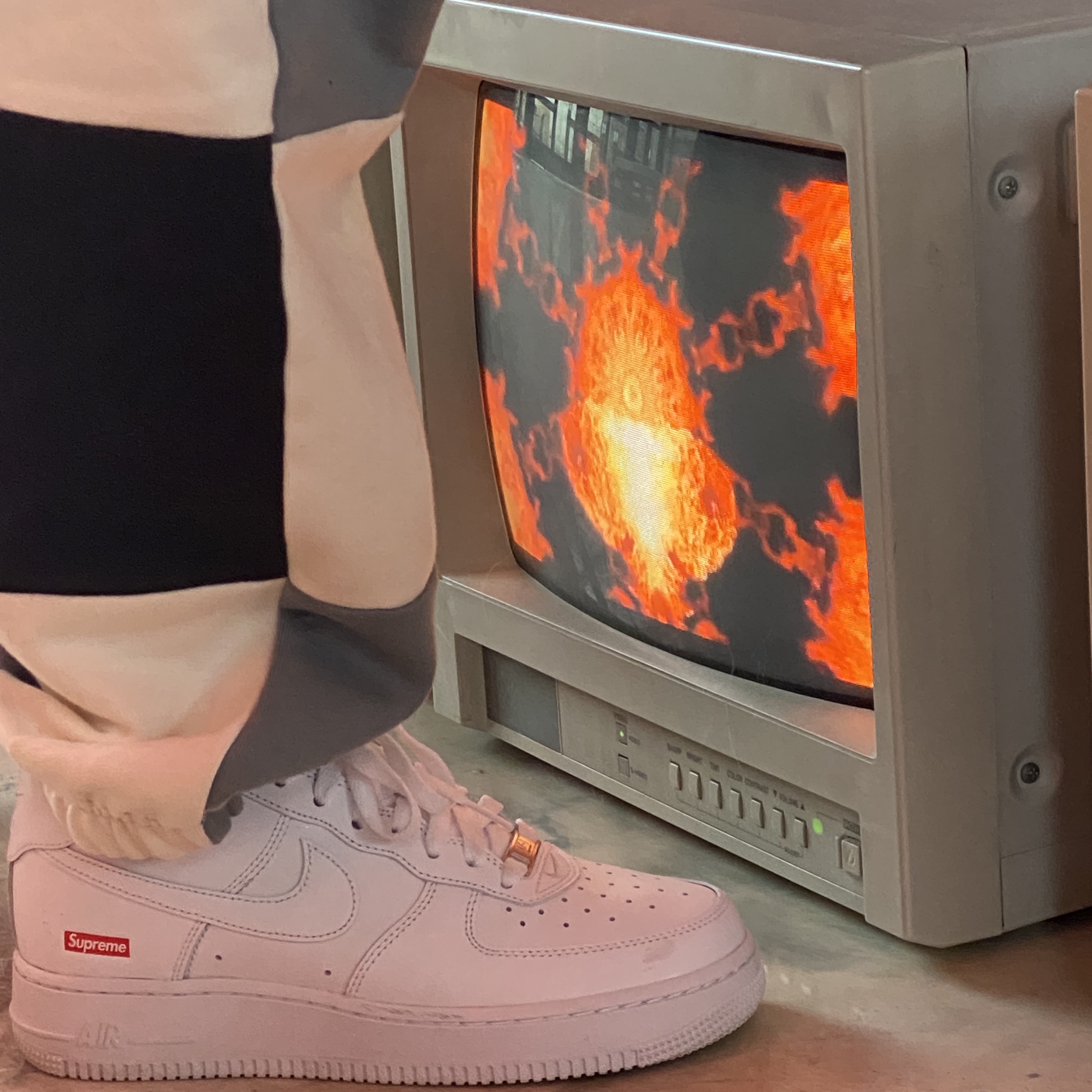 Nike x Supreme Air Force 1 Low White 착용 스타일 - 3