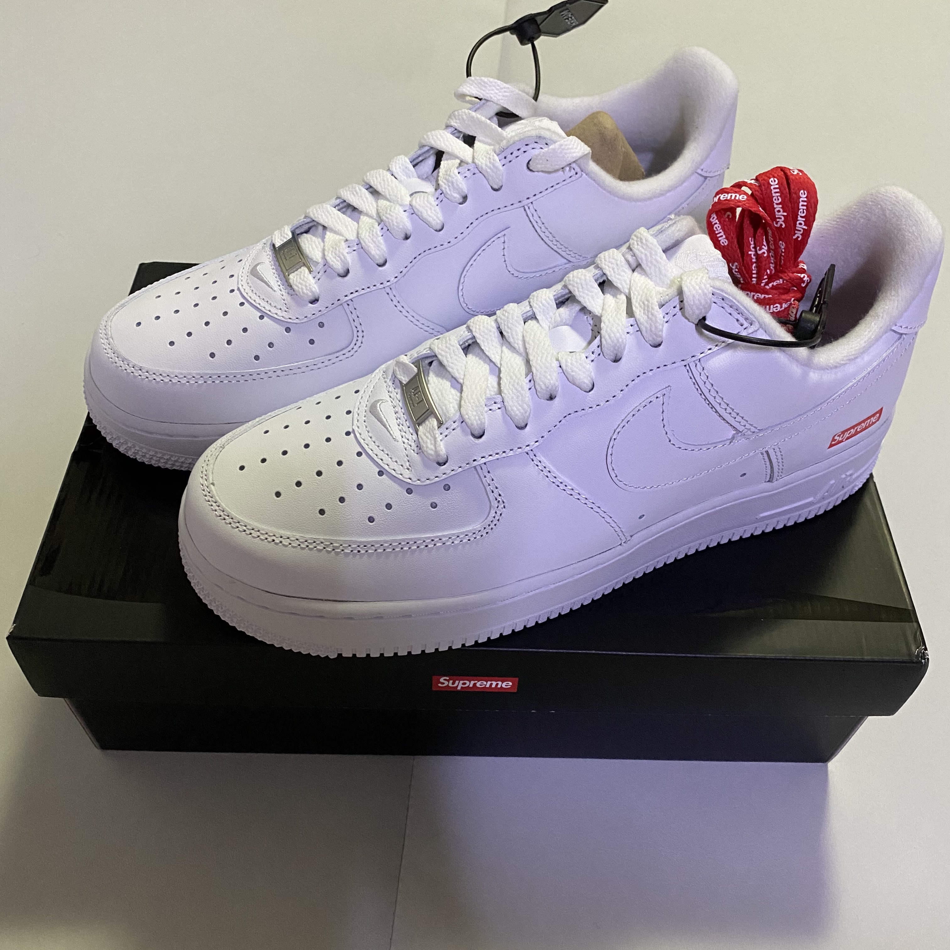 Nike x Supreme Air Force 1 Low White 착용 스타일