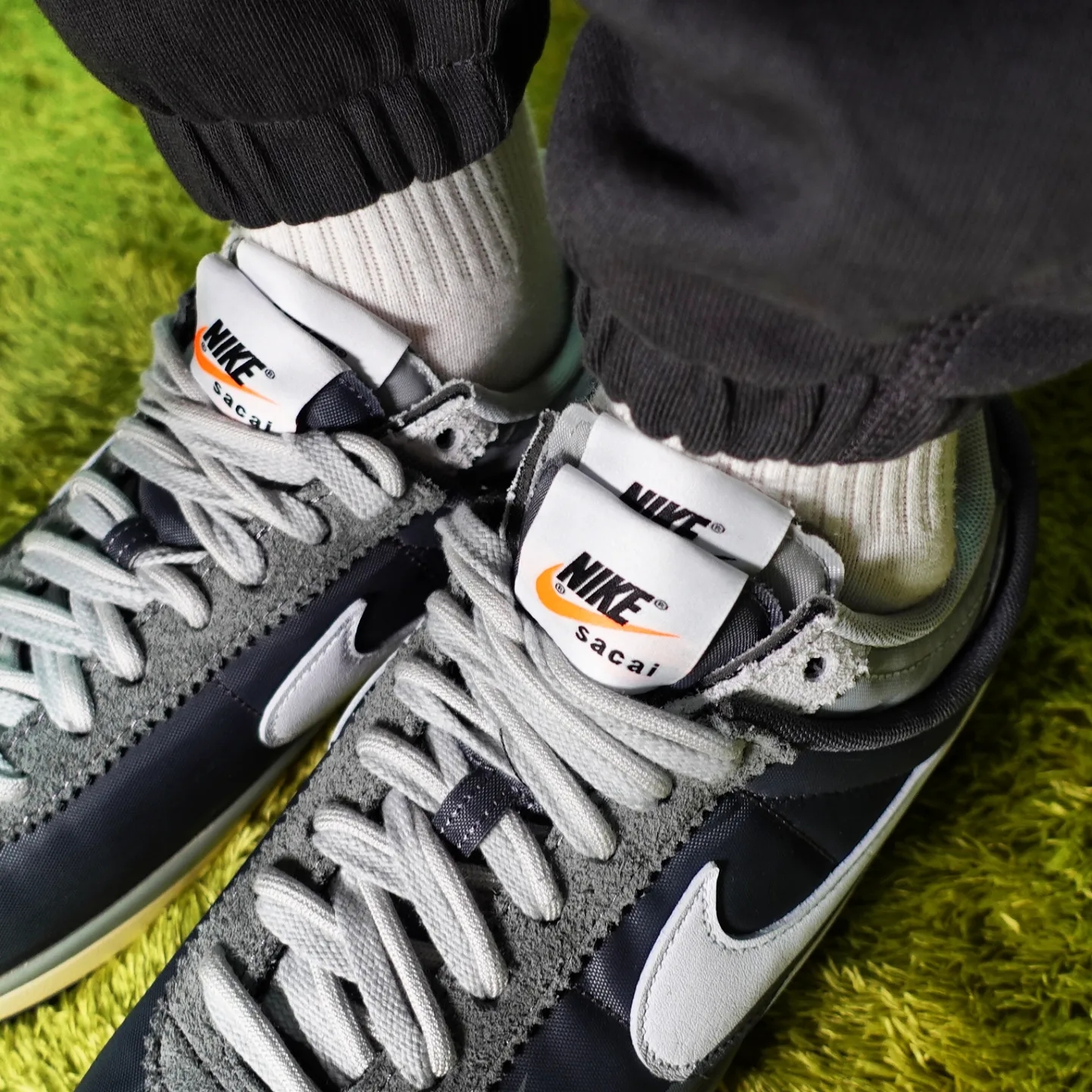 Nike x Sacai Zoom Cortez SP Iron Grey 착용 스타일 - 4