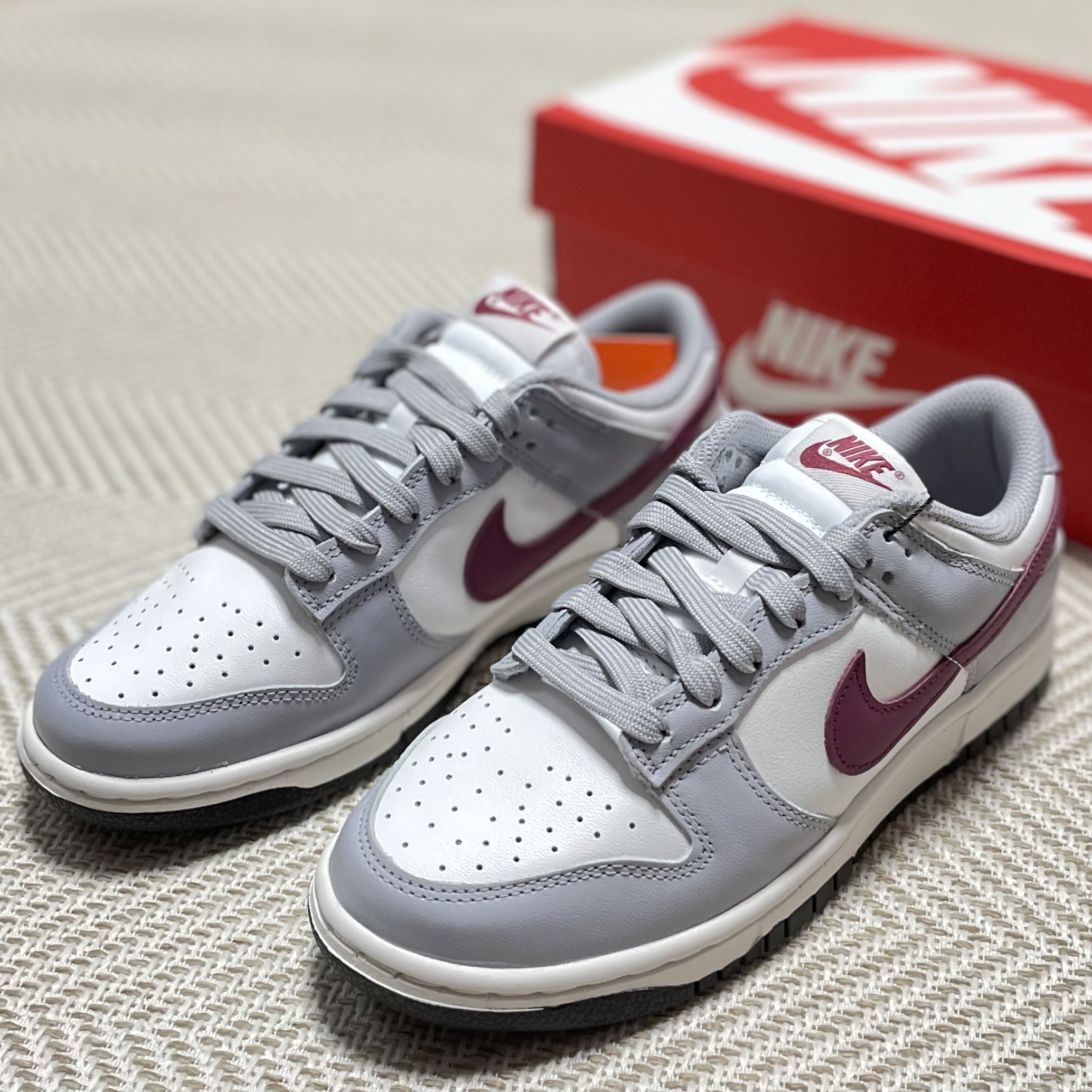 (W) Nike Dunk Low Wolf Grey Rosewood 착용 스타일 - 3