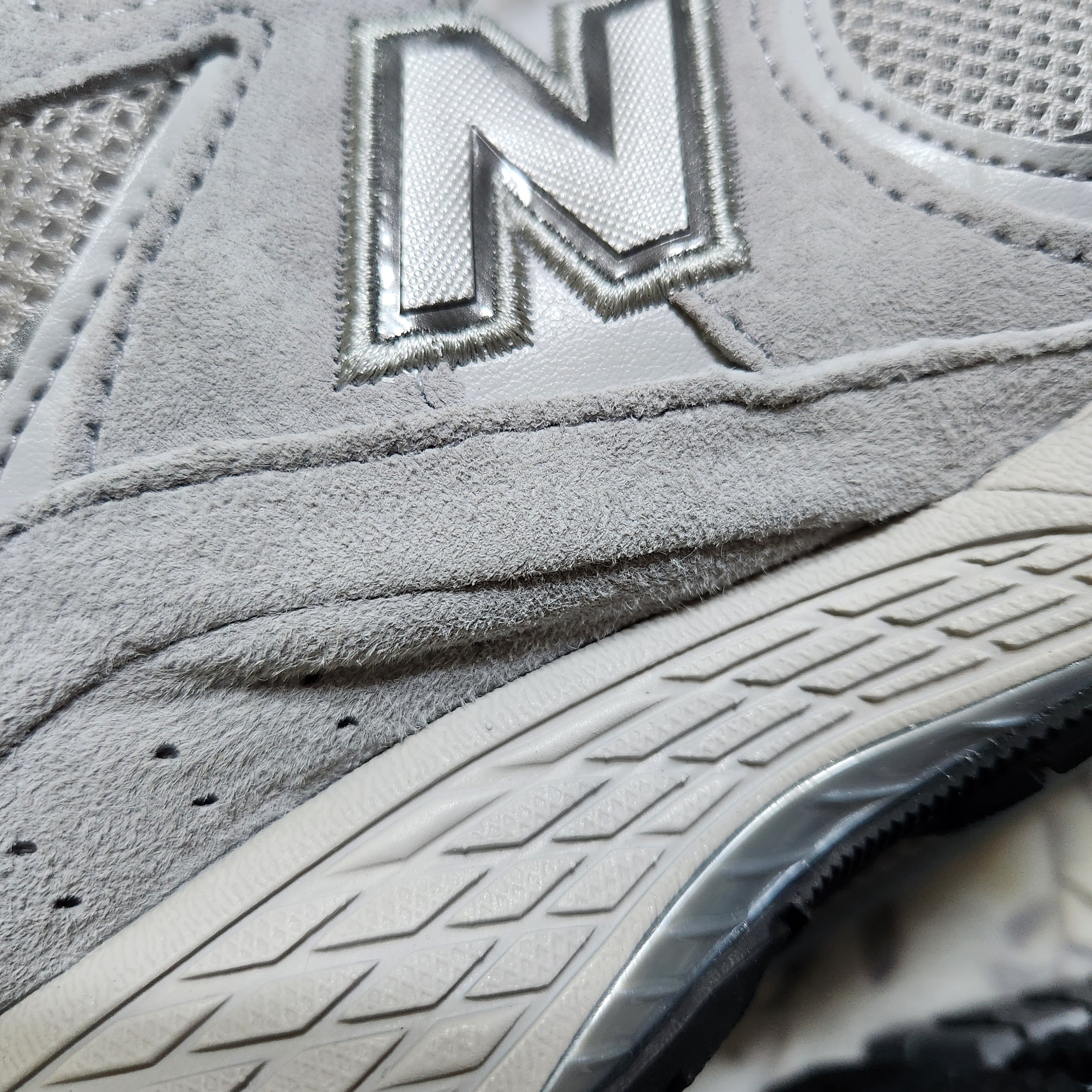 New Balance 2002R T2 Gray 착용 스타일 - 2