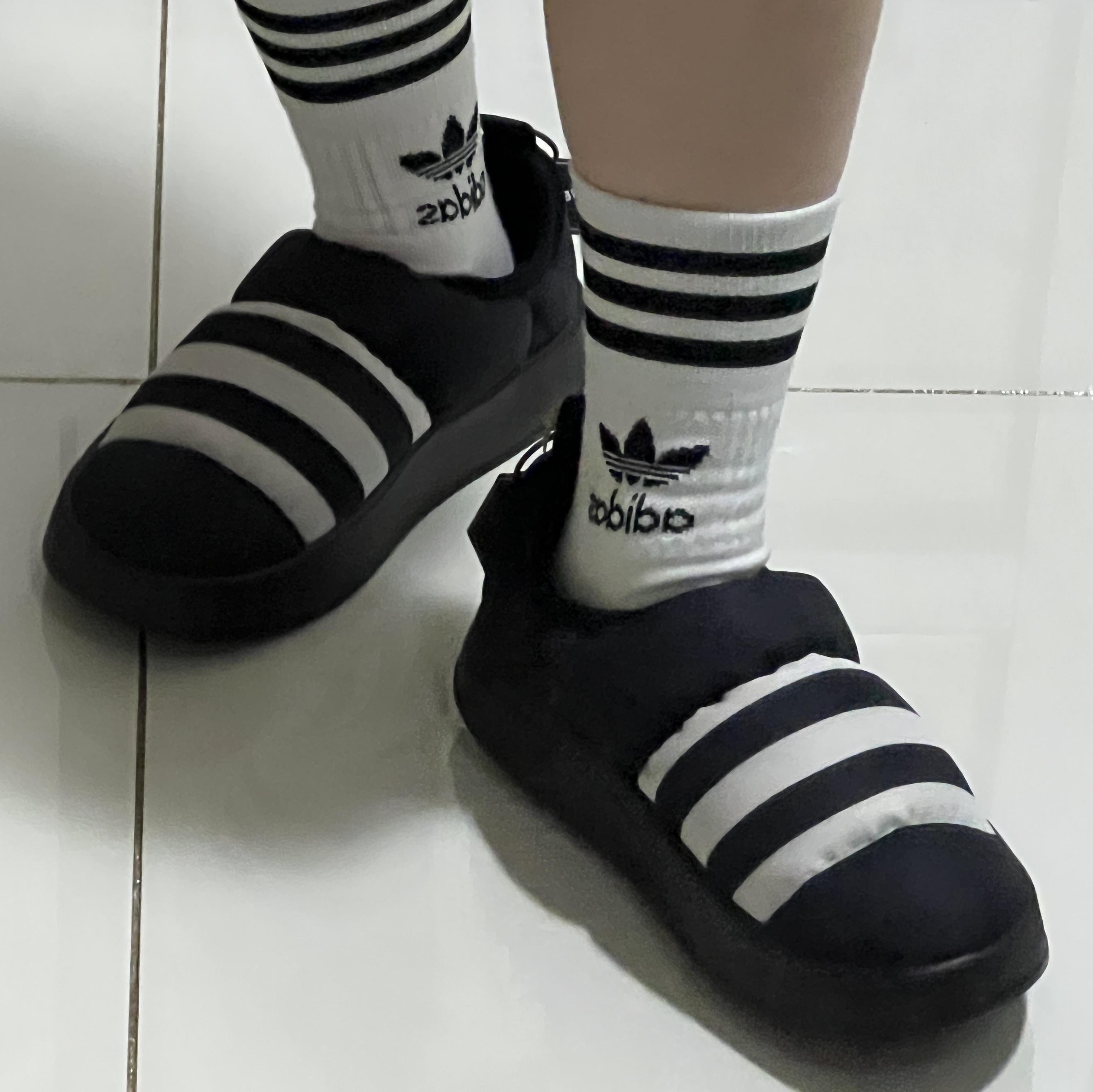 Adidas Puffylette Core Black 착용 스타일
