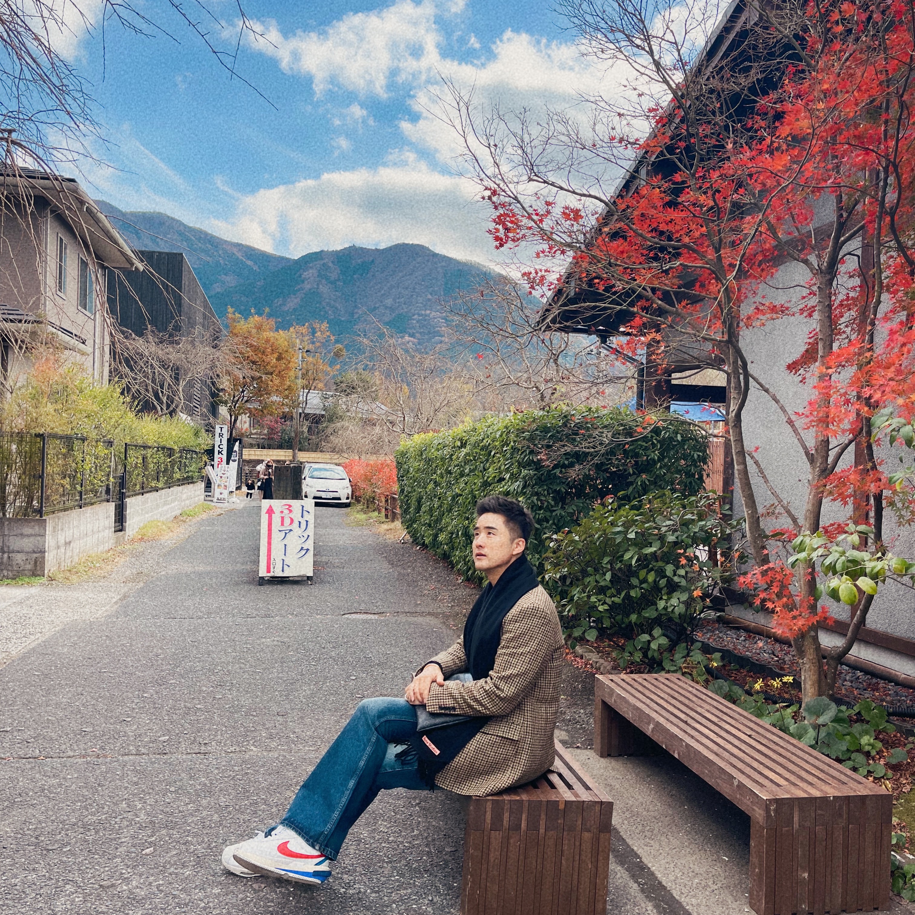 Acne Studios Narrow Wool Fringe Muffler Black, Nike x Sacai Zoom Cortez SP White and University Red 착용 스타일