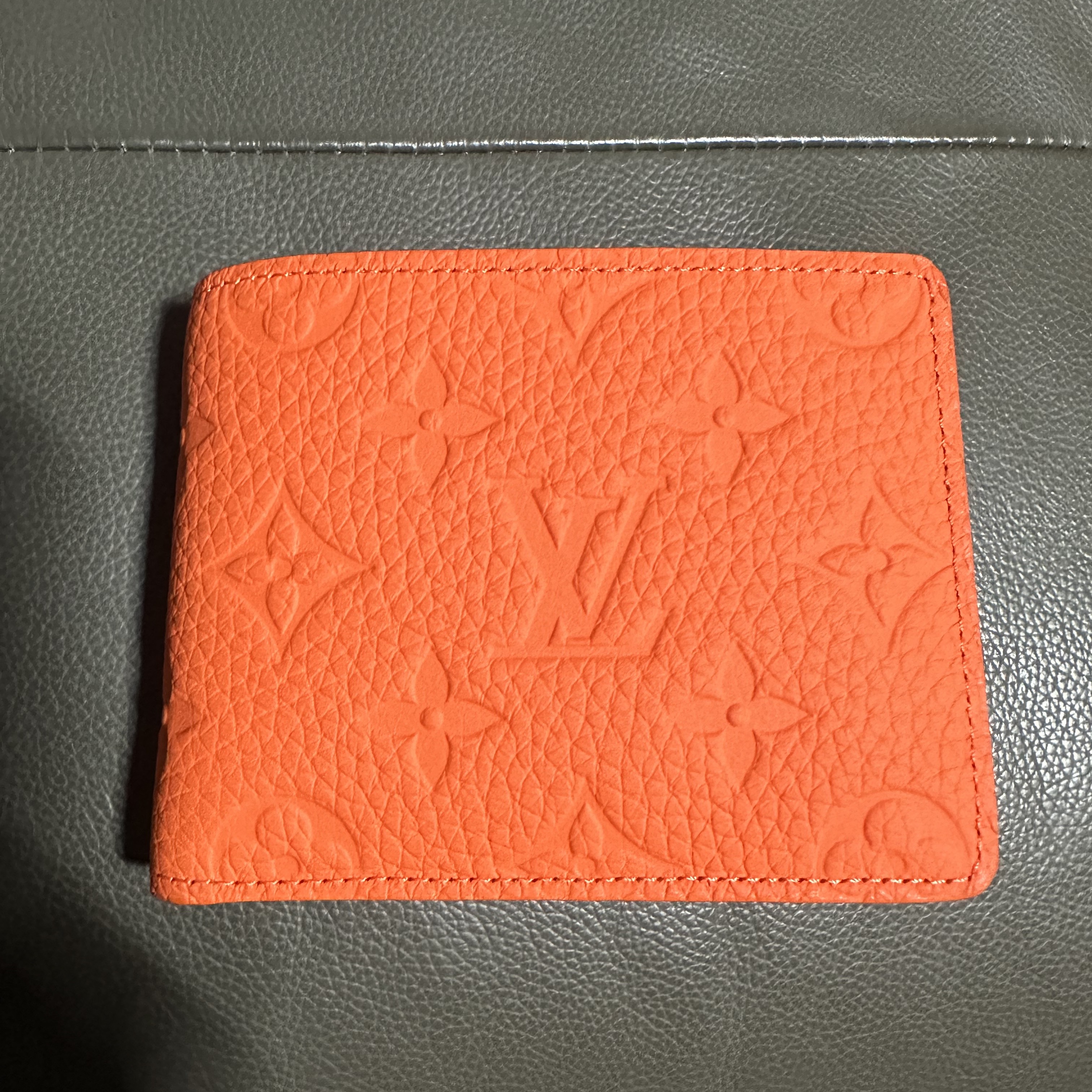 Louis Vuitton Slender Wallet Taurillon Monogram Orange 착용 스타일
