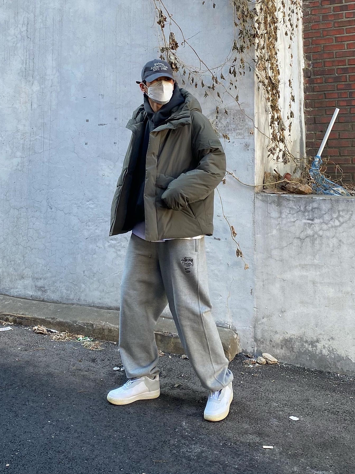 Nike x A-Cold-Wall Air Force 1 Low White, Nike x Stussy NRG RA Fleece Pants Dark Grey Heather (DJ9491-063) 착용 스타일 - 2