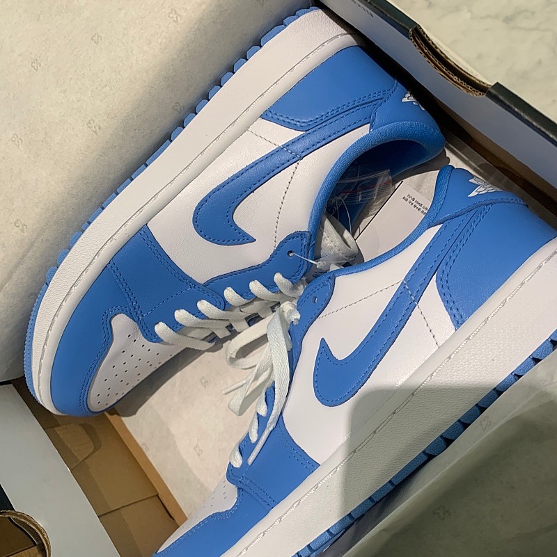 Jordan 1 Low Golf White and University Blue 착용 스타일