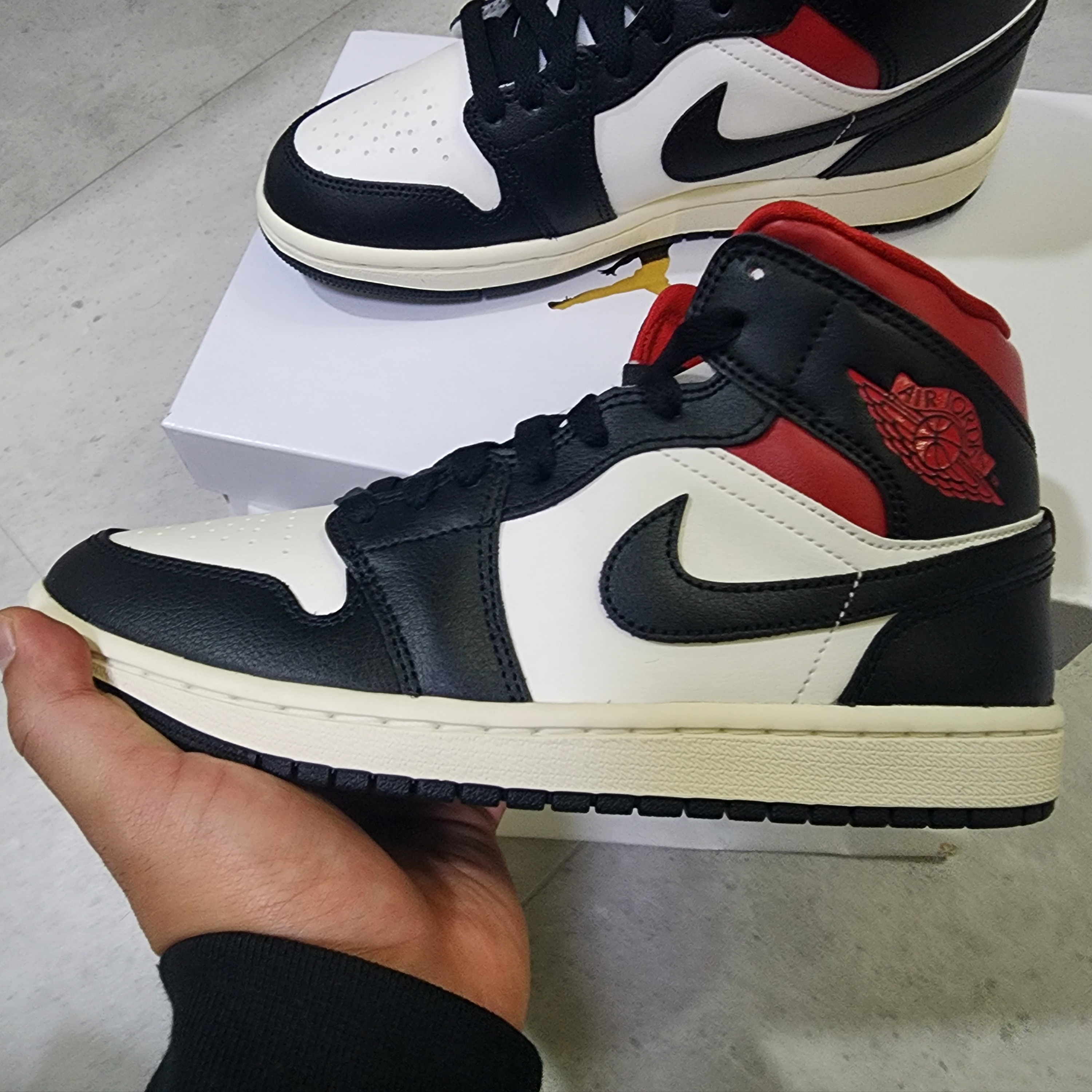 (W) Jordan 1 Mid Black Gym Red 착용 스타일 - 2