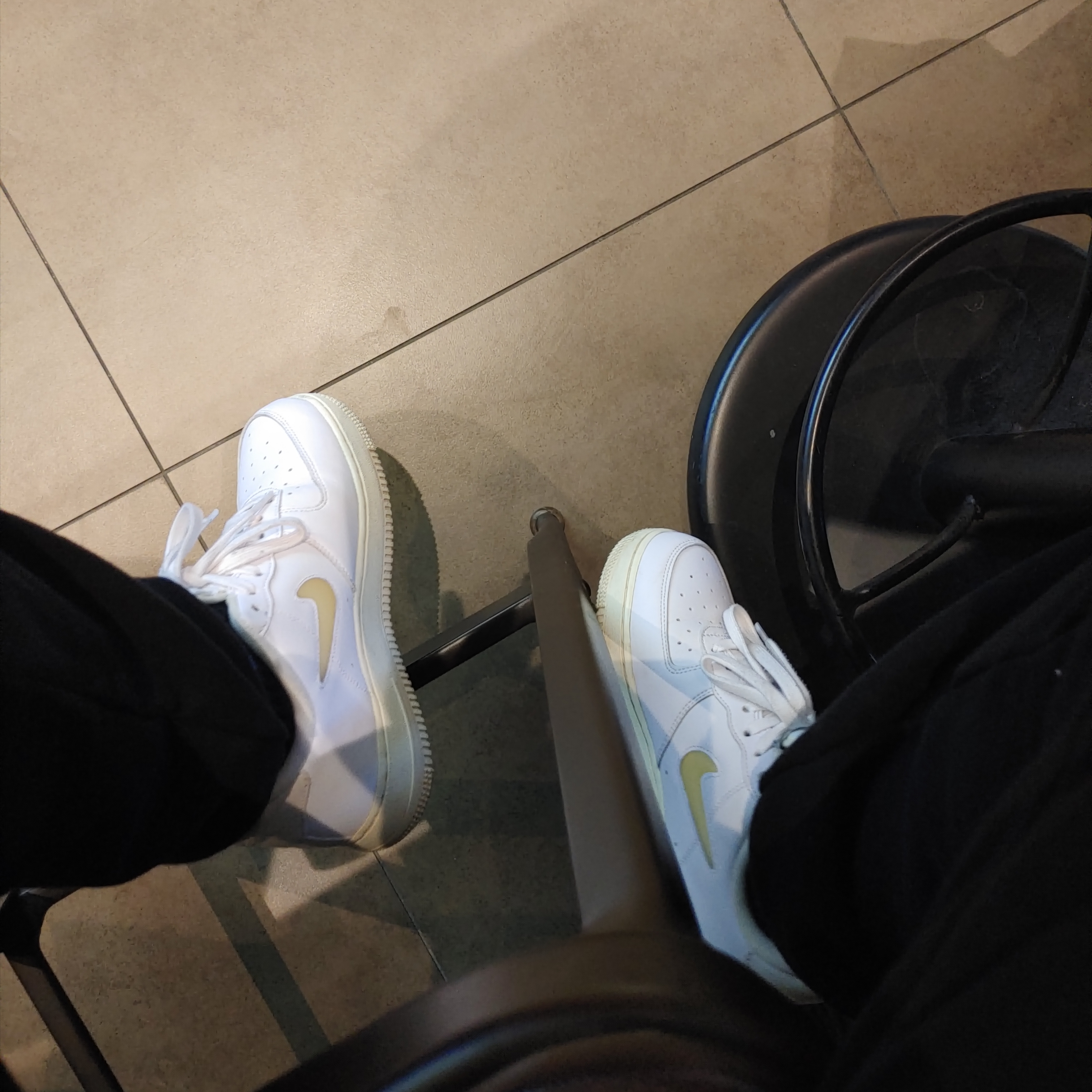 Nike Air Force 1 '07 LX Pale Vanilla 착용 스타일