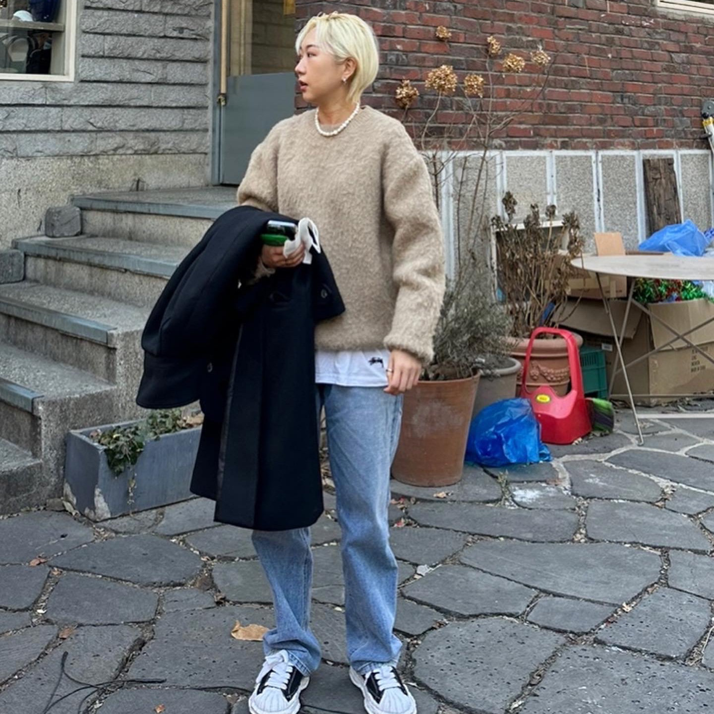 Stussy Undershirt White (3 Pack), Maison Mihara Yasuhiro Blakey OG Sole Canvas Low-top Sneakers Black White 착용 스타일 - 1
