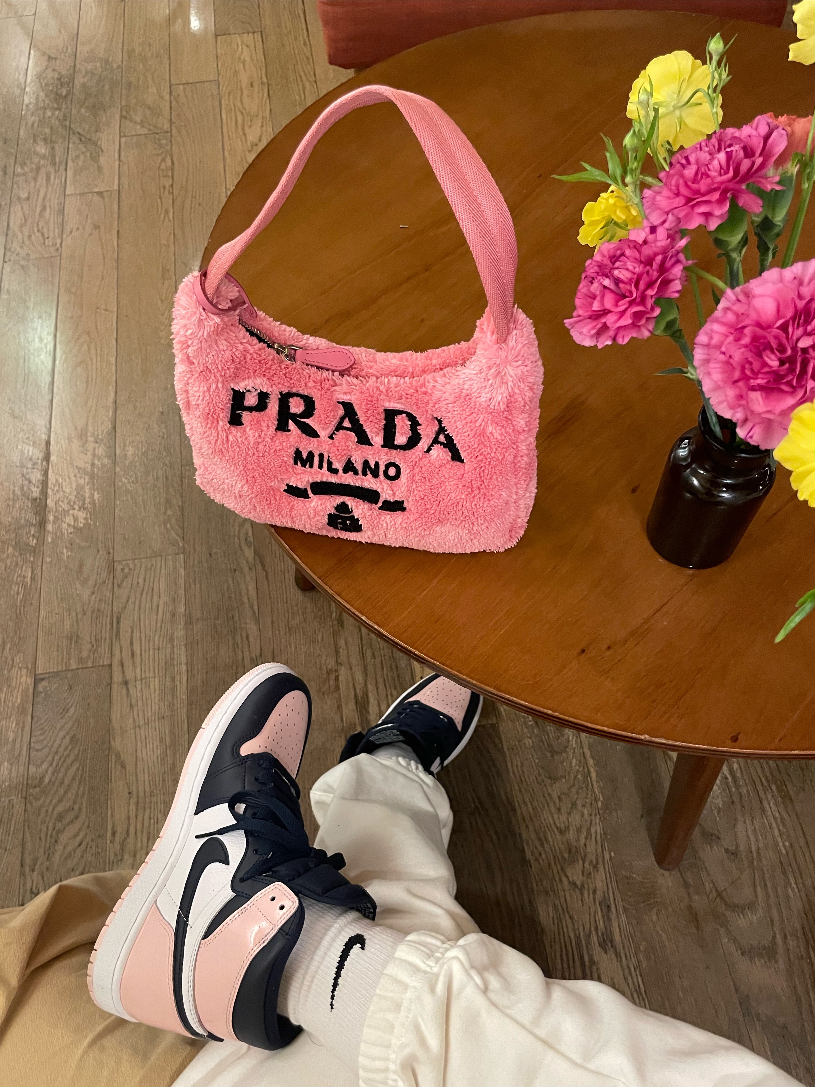 (W) Jordan 1 Retro High OG Atmosphere, Prada Re-Edition 2000 Terry Mini Bag Petal Pink 착용 스타일 - 2