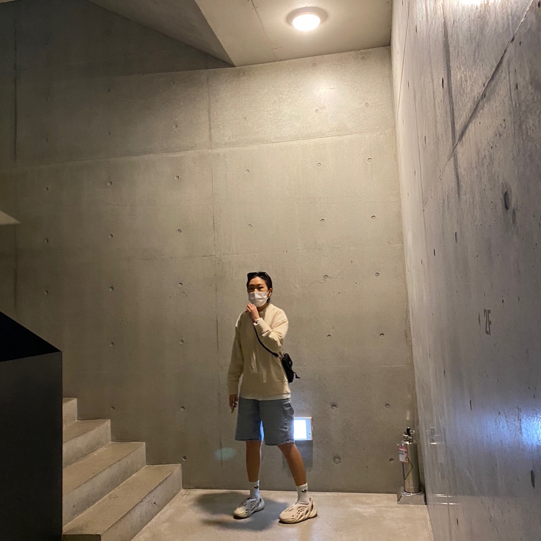 Adidas Yeezy Foam RNNR Sand, Prada Re-Nylon and Saffiano Leather Smartphone Case Black 착용 스타일 - 3