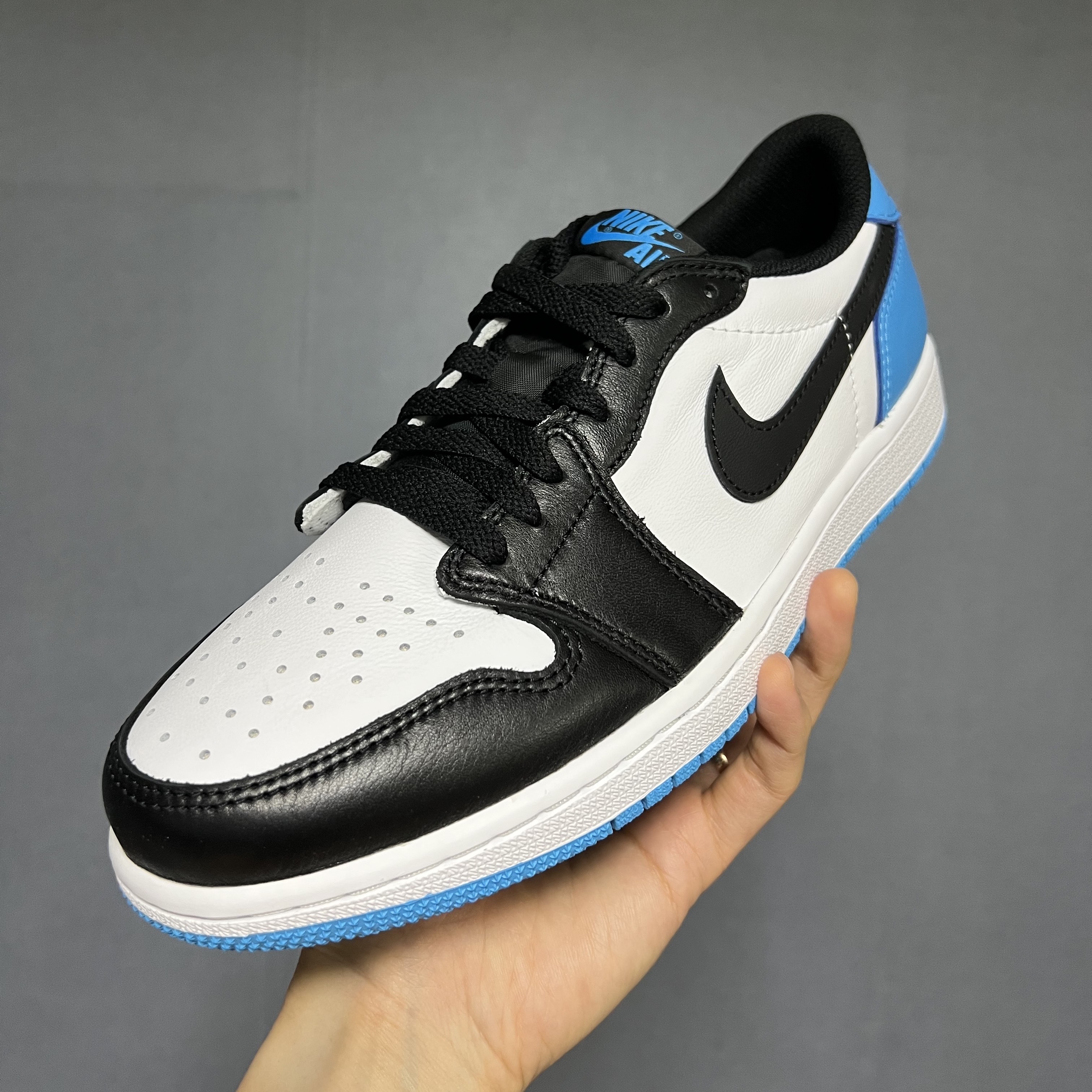 Jordan 1 Retro Low OG Black and Dark Powder Blue 착용 스타일 - 1