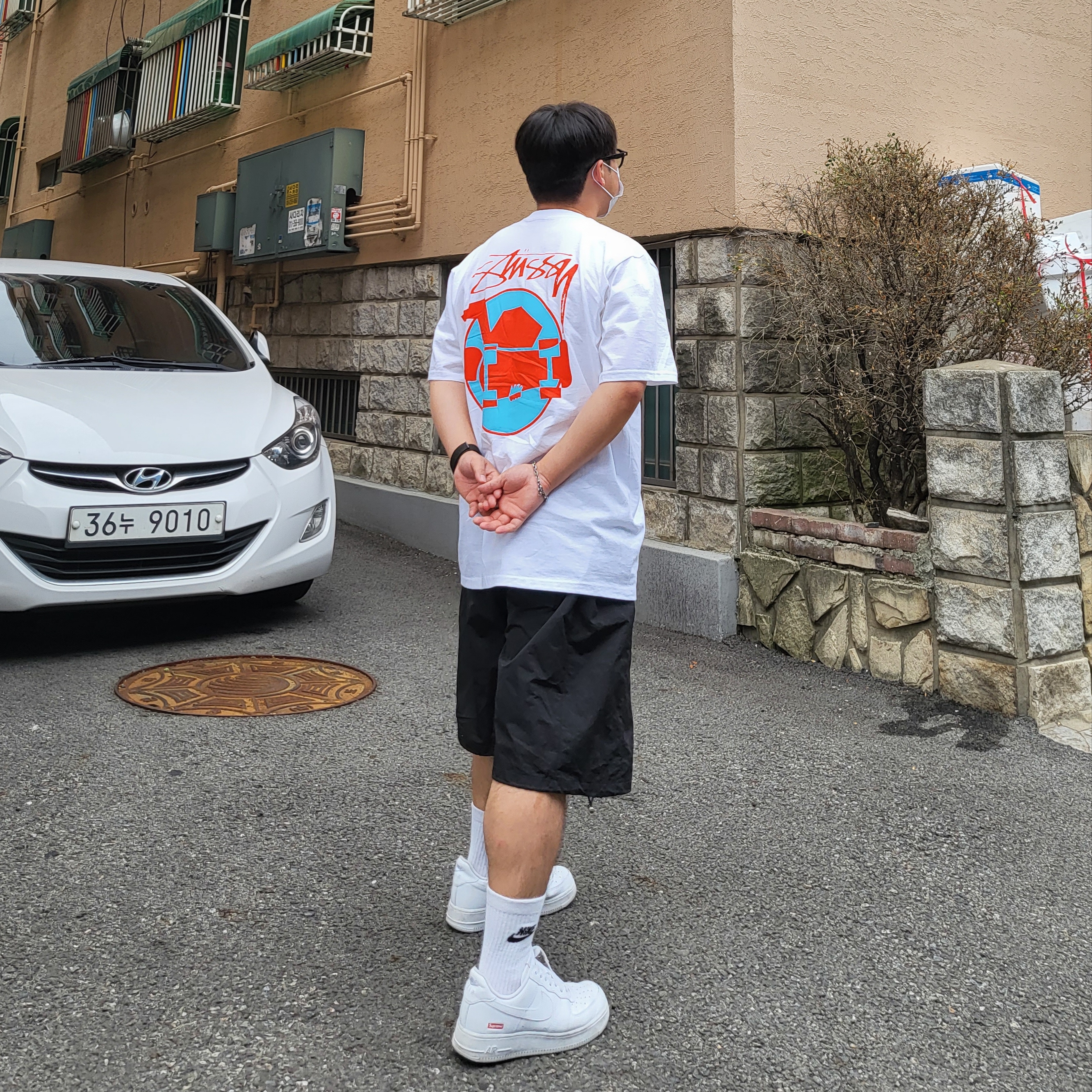 Stussy Skateman T-Shirt White, Nike x Supreme Air Force 1 Low White 착용 스타일 - 1