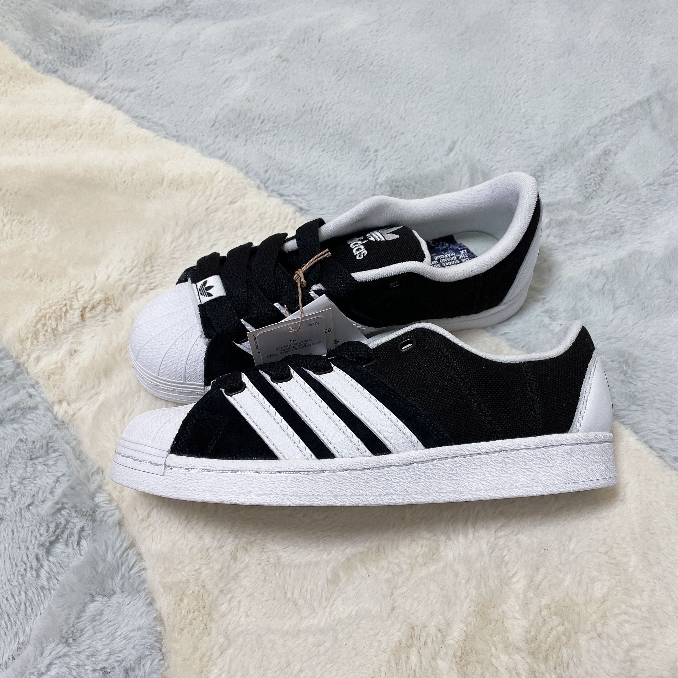 Adidas Superstar Supermodified Core Black Cloud White 착용 스타일 - 2