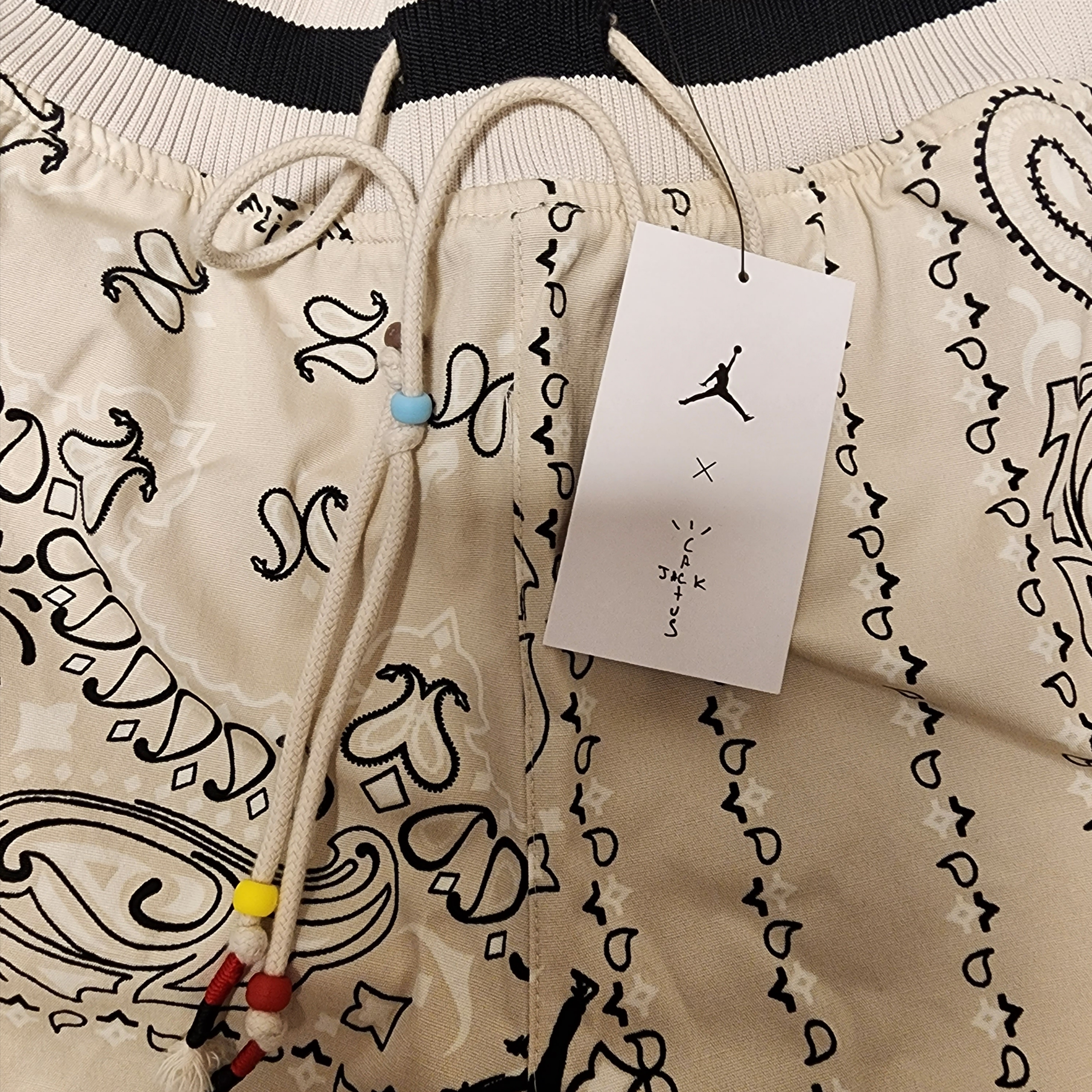 Jordan x Travis Scott Shorts Light Iron Ore - US/EU 착용 스타일 - 3