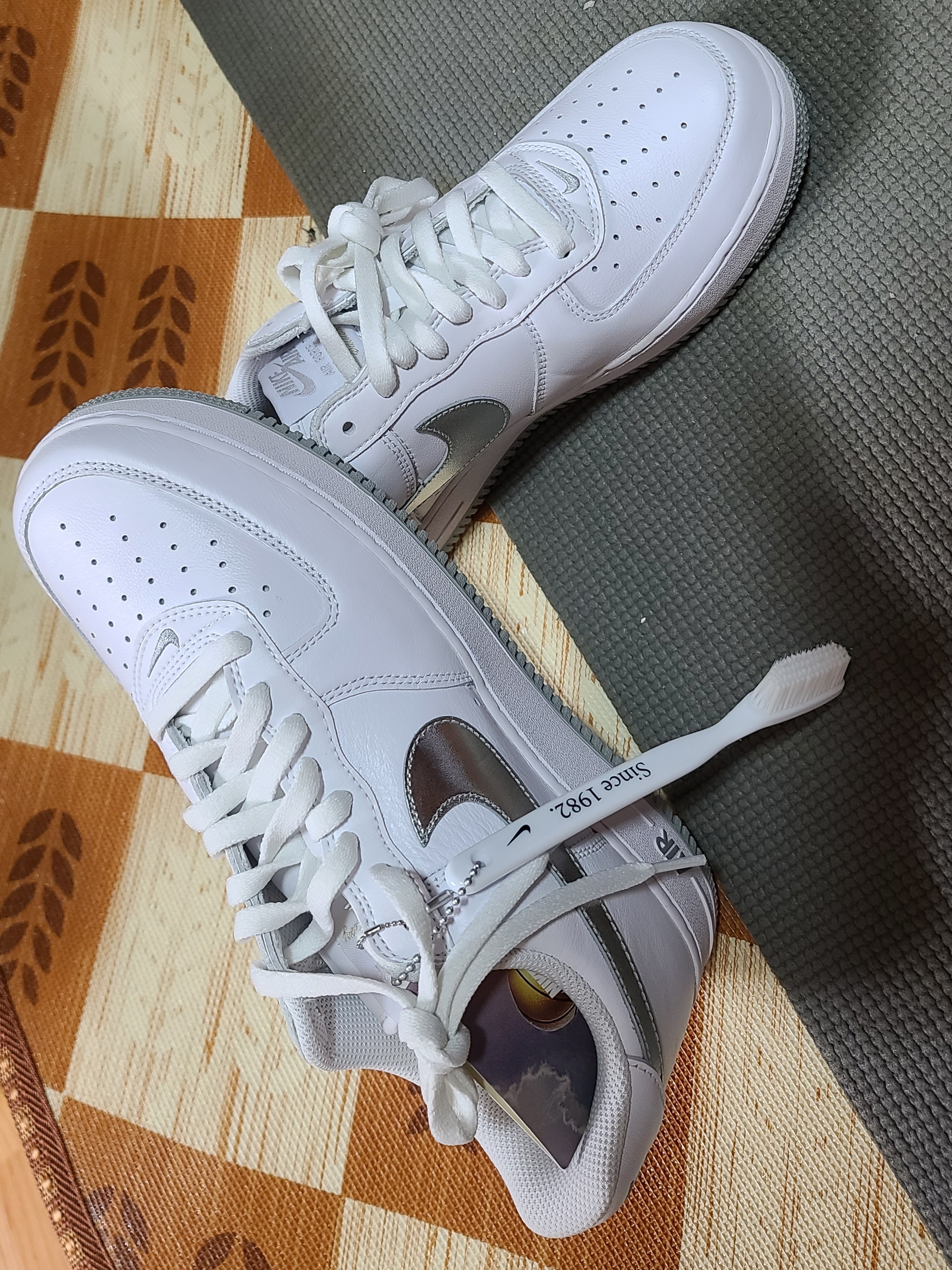 Nike Air Force 1 Low Retro Color of the Month White Metallic Silver 착용 스타일