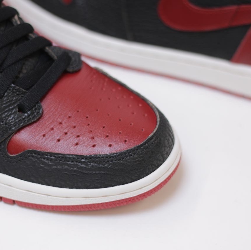 Jordan 1 Retro High OG Patent Bred, (W) Jordan 1 Retro High OG Varsity Red 착용 스타일 - 4