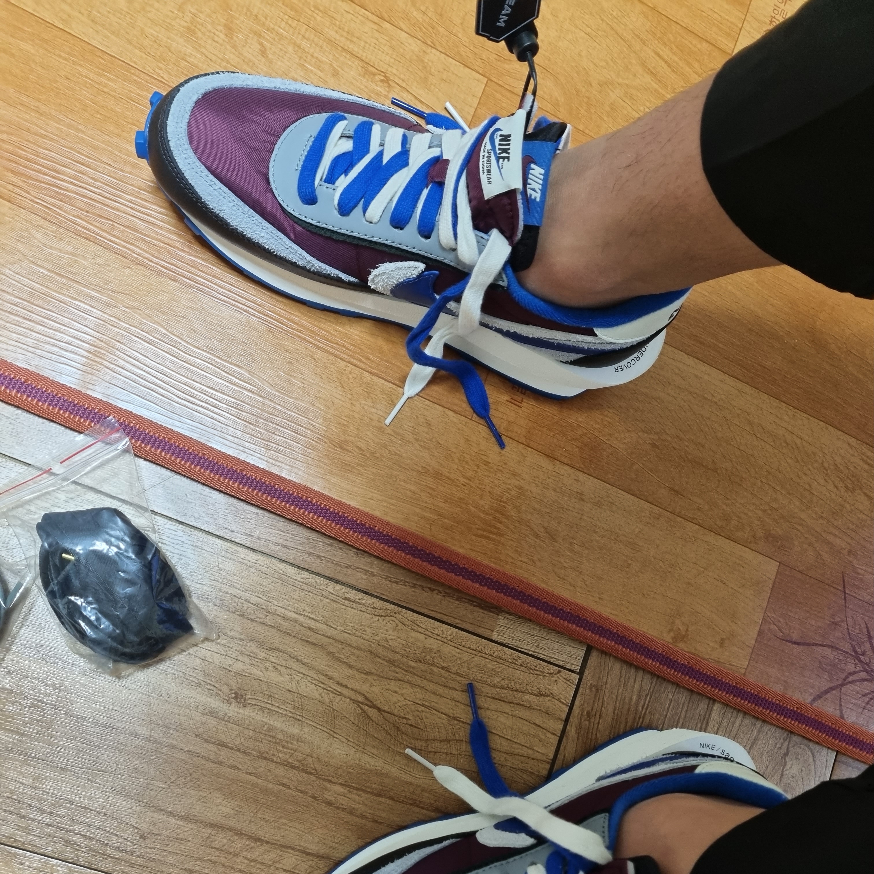 Nike x Sacai x Undercover LDWaffle Night Maroon Team Royal 착용 스타일