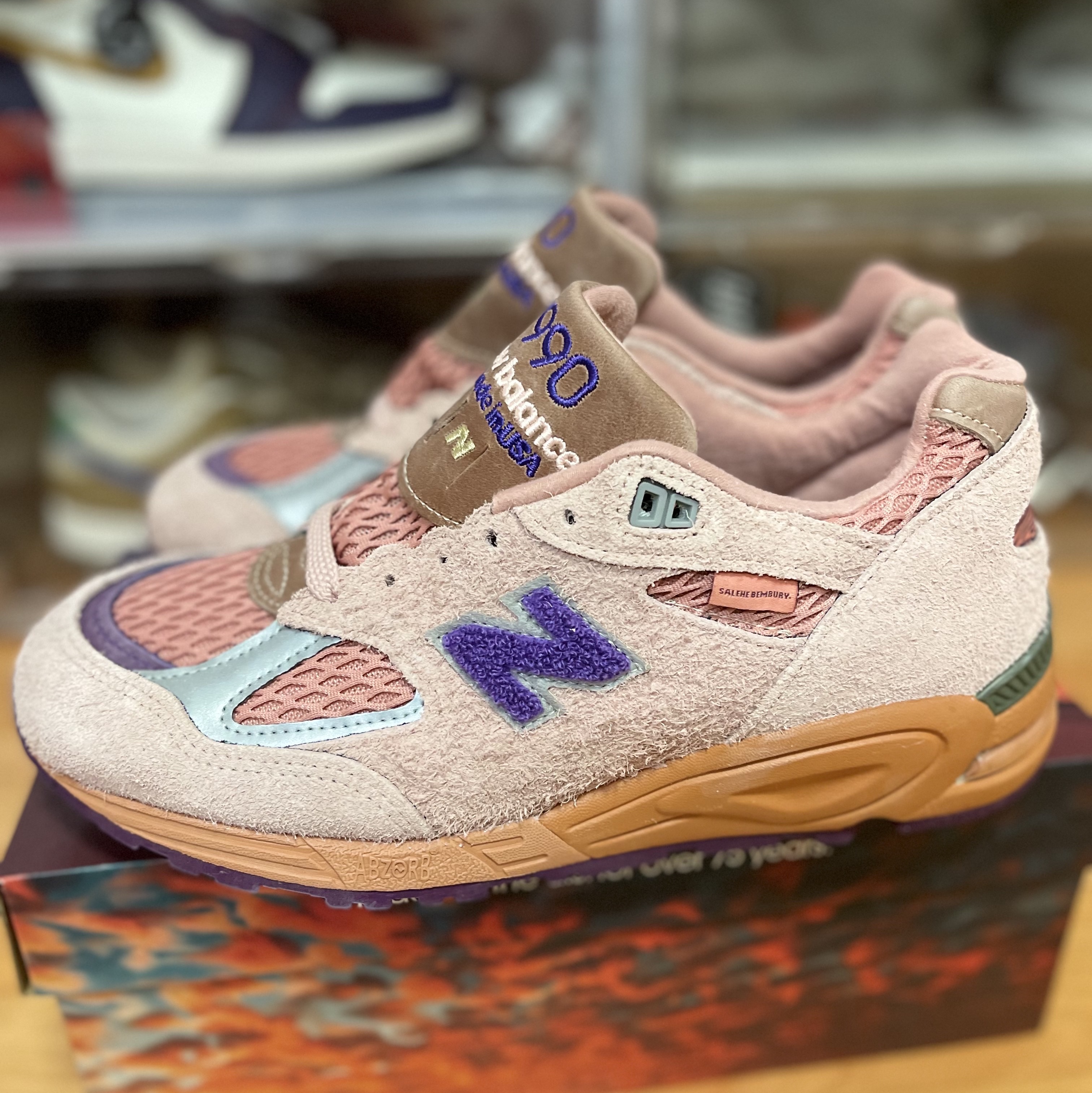 New Balance x Salehe Bembury 990v2 Made in USA Misty Rose 착용 스타일 - 1