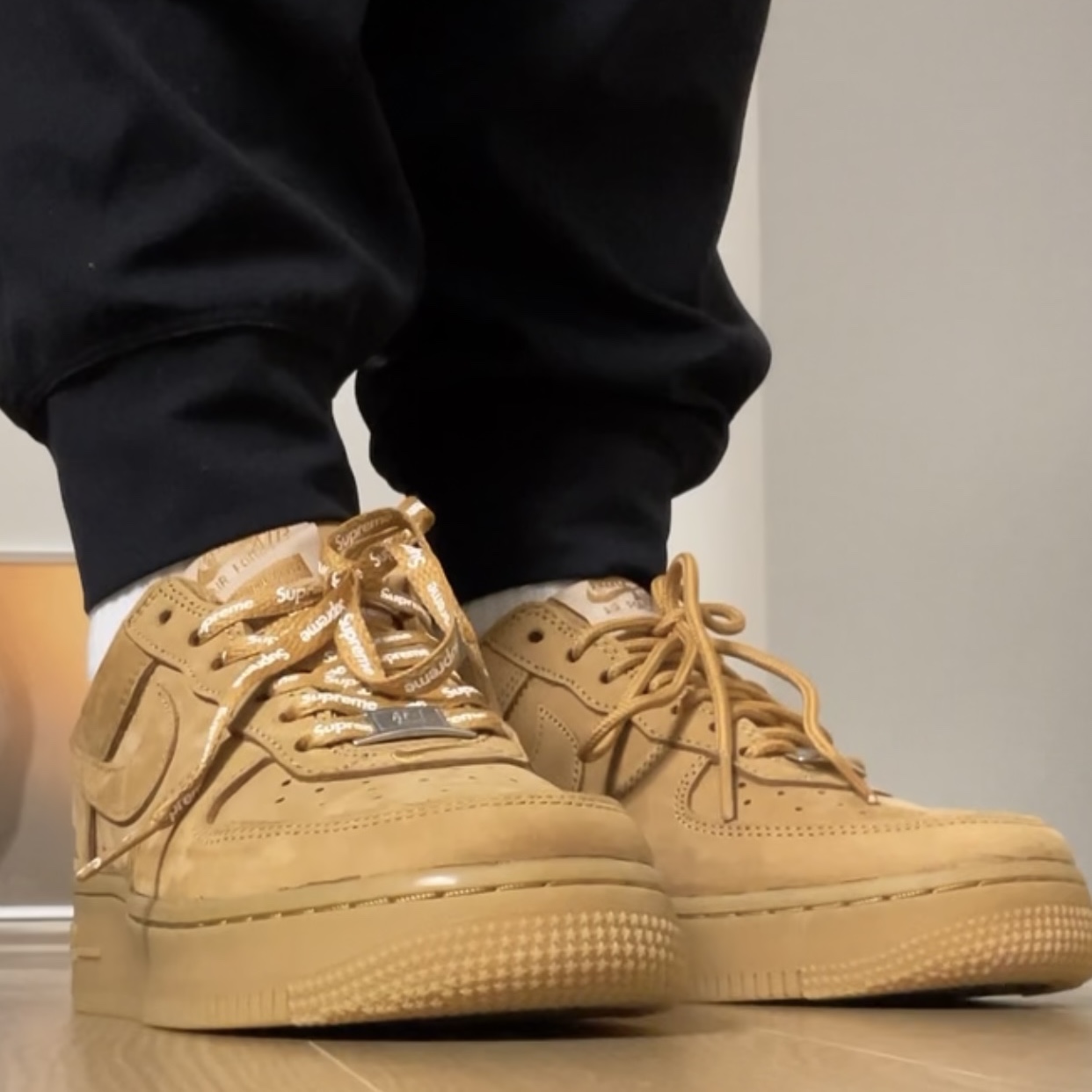 Nike x Supreme Air Force 1 Low Flax 착용 스타일 - 3