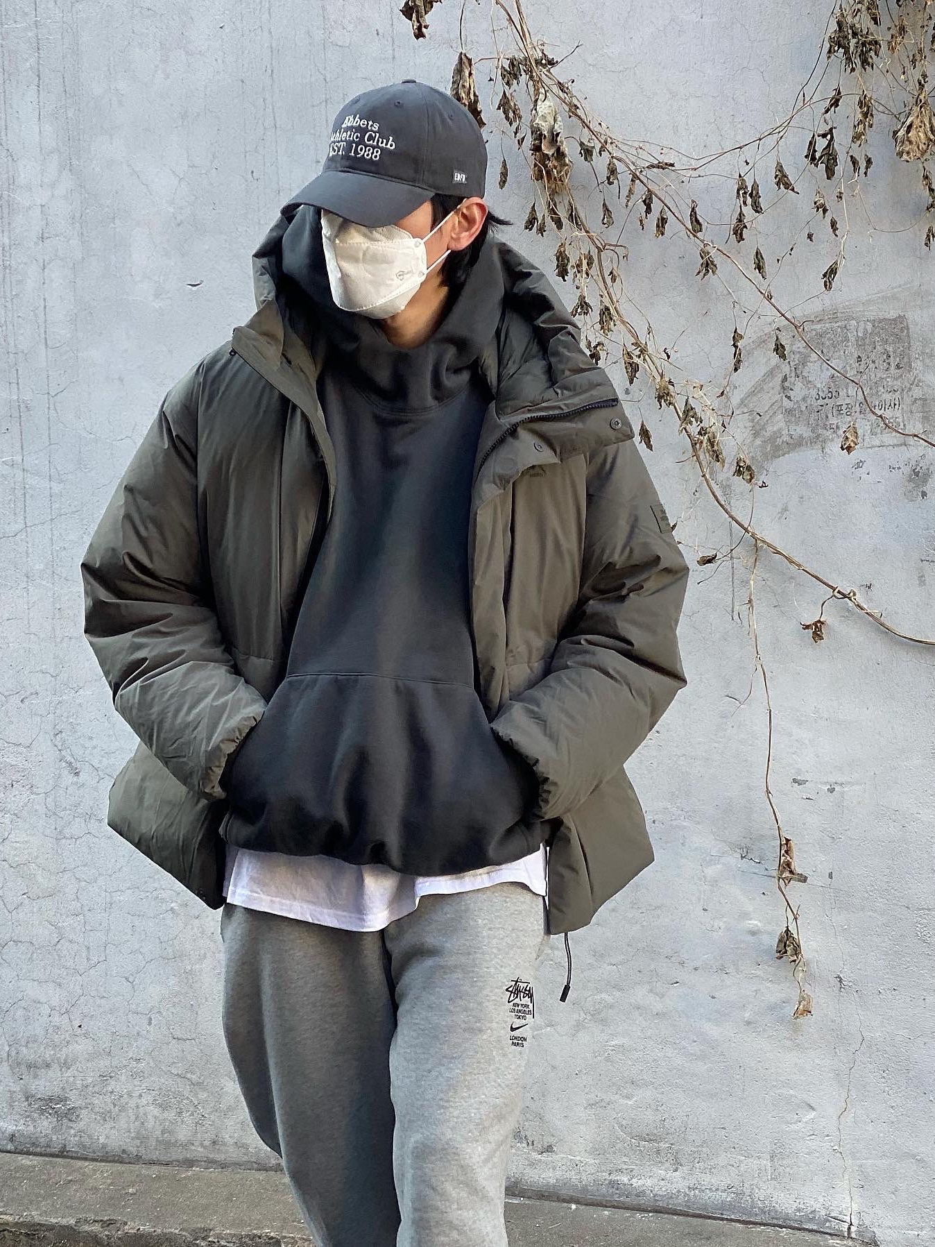 Nike x A-Cold-Wall Air Force 1 Low White, Nike x Stussy NRG RA Fleece Pants Dark Grey Heather (DJ9491-063) 착용 스타일 - 4