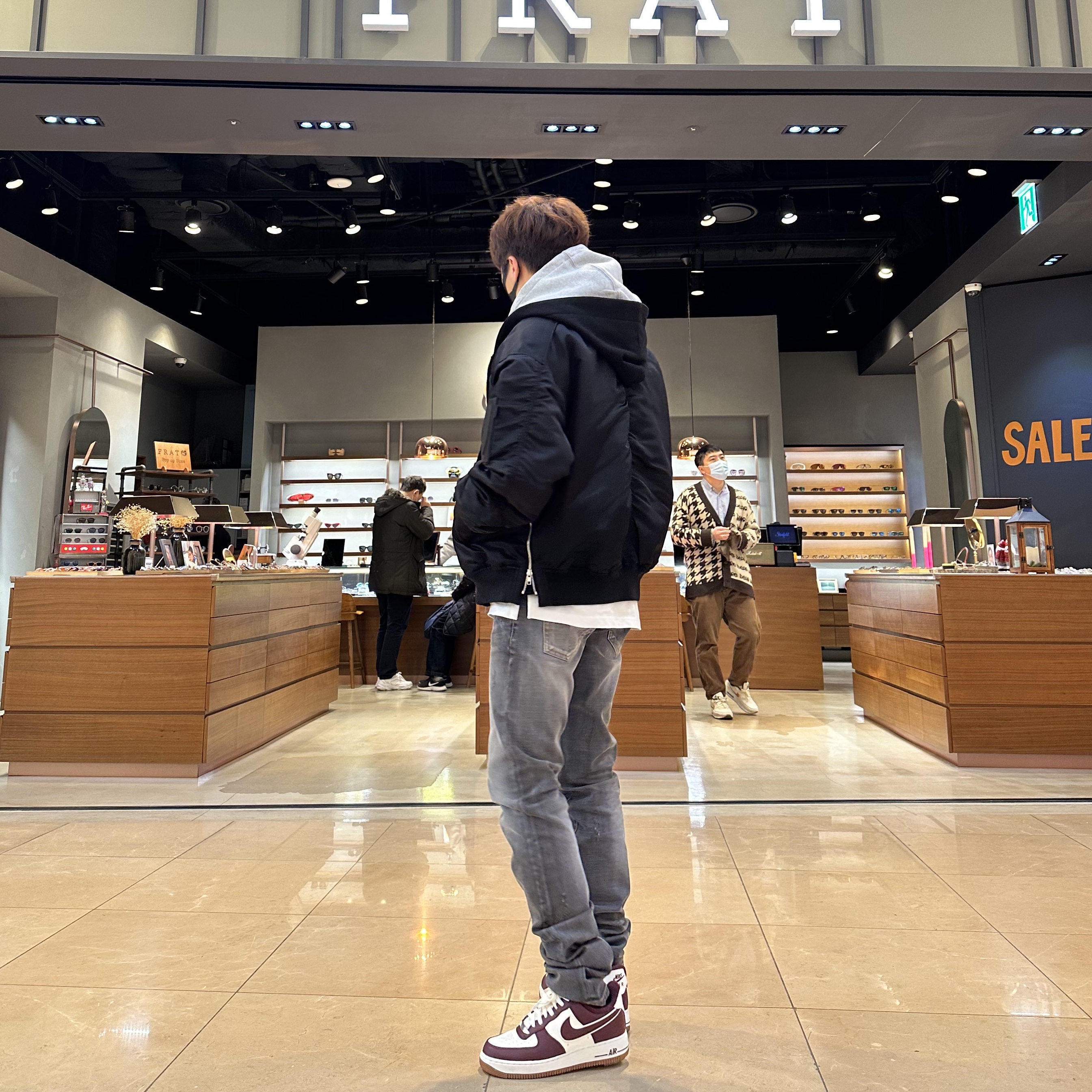 Nike Air Force 1 '07 LV8 Night Maroon, Undermycar Legion.03 Slim Fit Blue Stitch Washed Jeans Washed Gray 착용 스타일 - 1