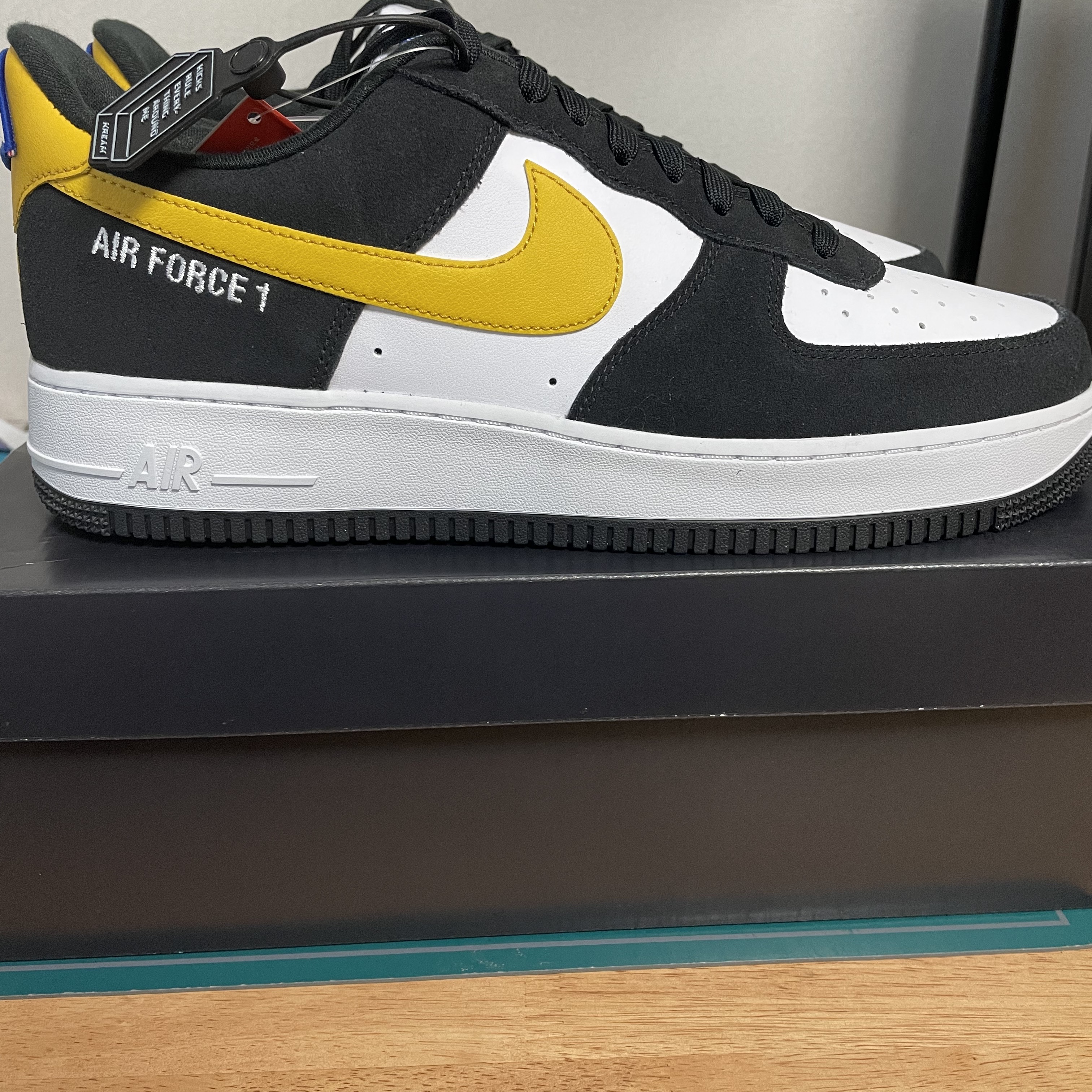 Nike Air Force 1 '07 LV8 Athletic Club Black Dark Sulfur 착용 스타일