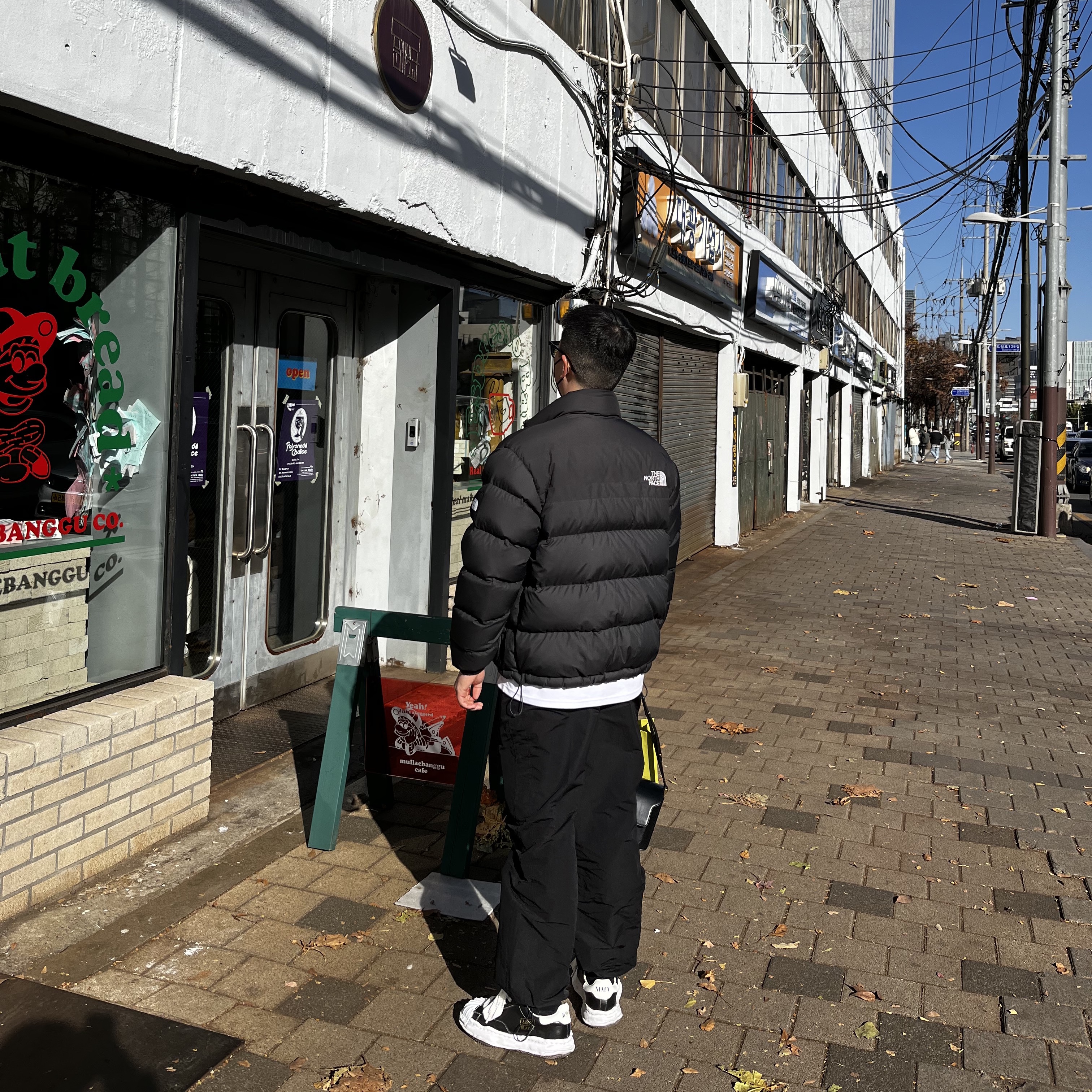The North Face 1992 Nuptse Jacket Black, Maison Mihara Yasuhiro Blakey OG Sole Leather Low-top Sneakers Black 착용 스타일