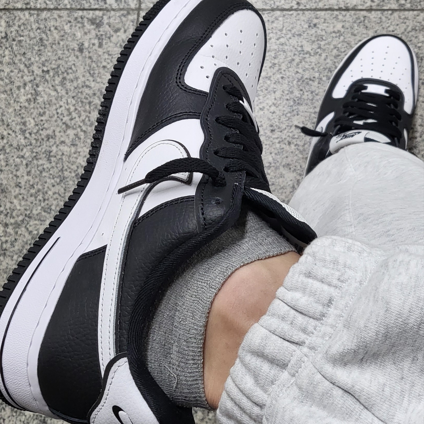 Nike Air Force 1 '07 LV8 White Black 착용 스타일