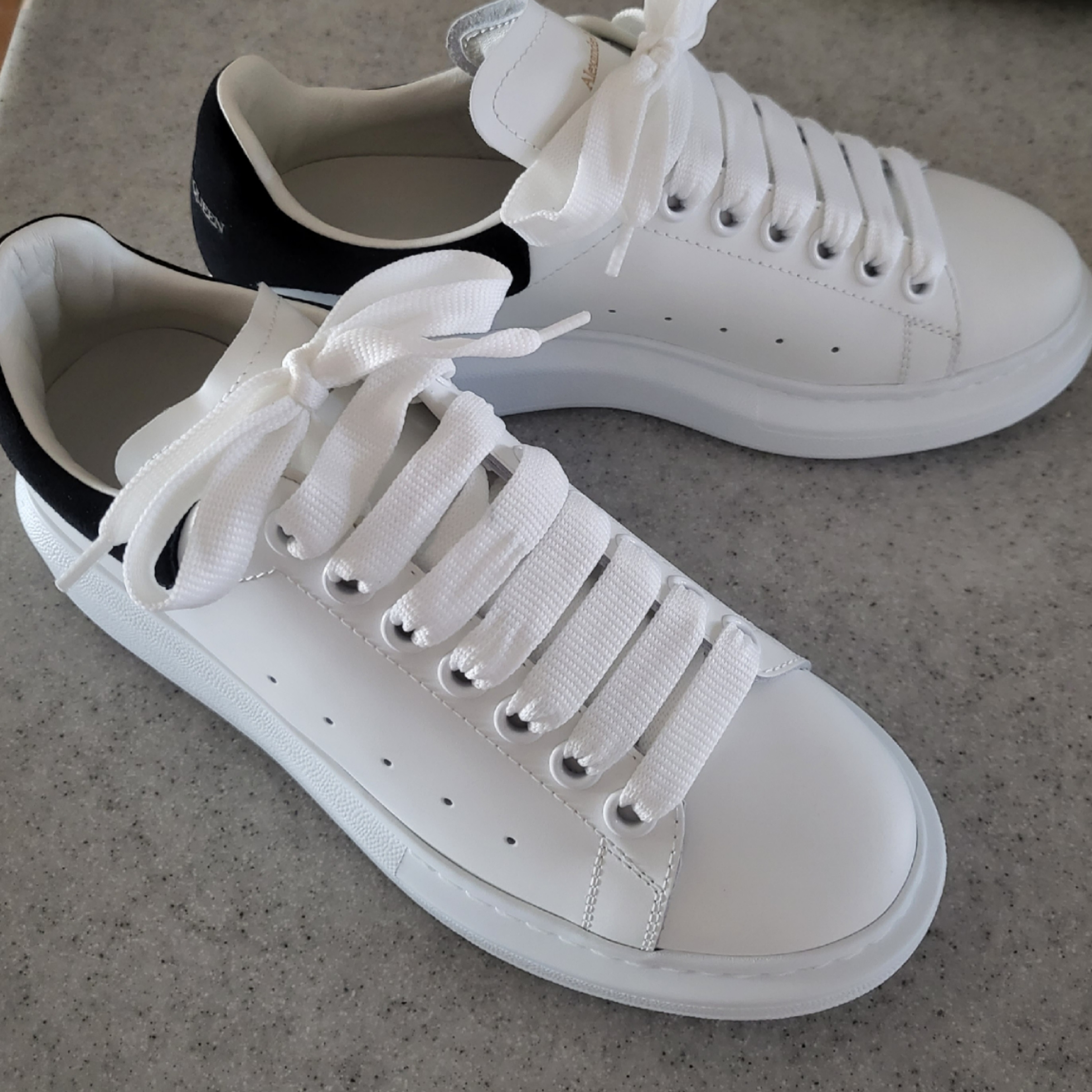 (W) Alexander McQueen Oversized Sneakers White Black 착용 스타일